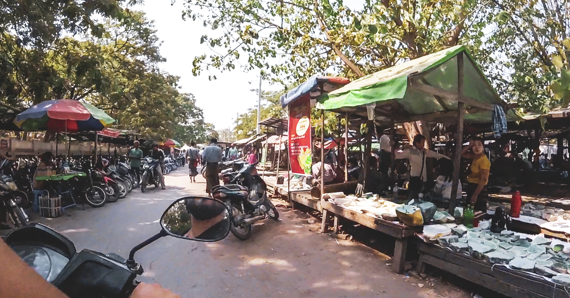 arrivée en scooter au marché de la jade à Mandalay