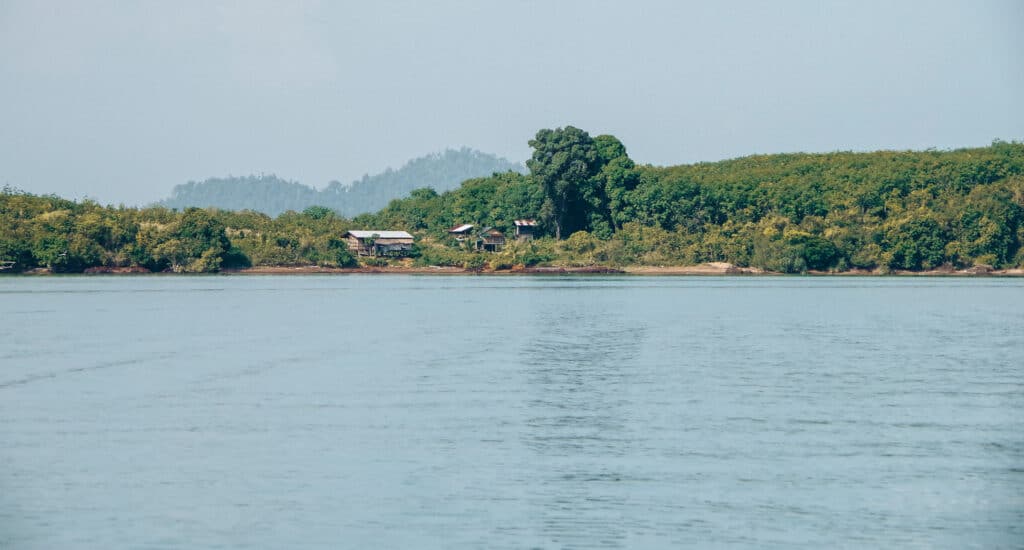 groupe de maison entourées de forêts primaires sur une île de l'archipel des Mergui