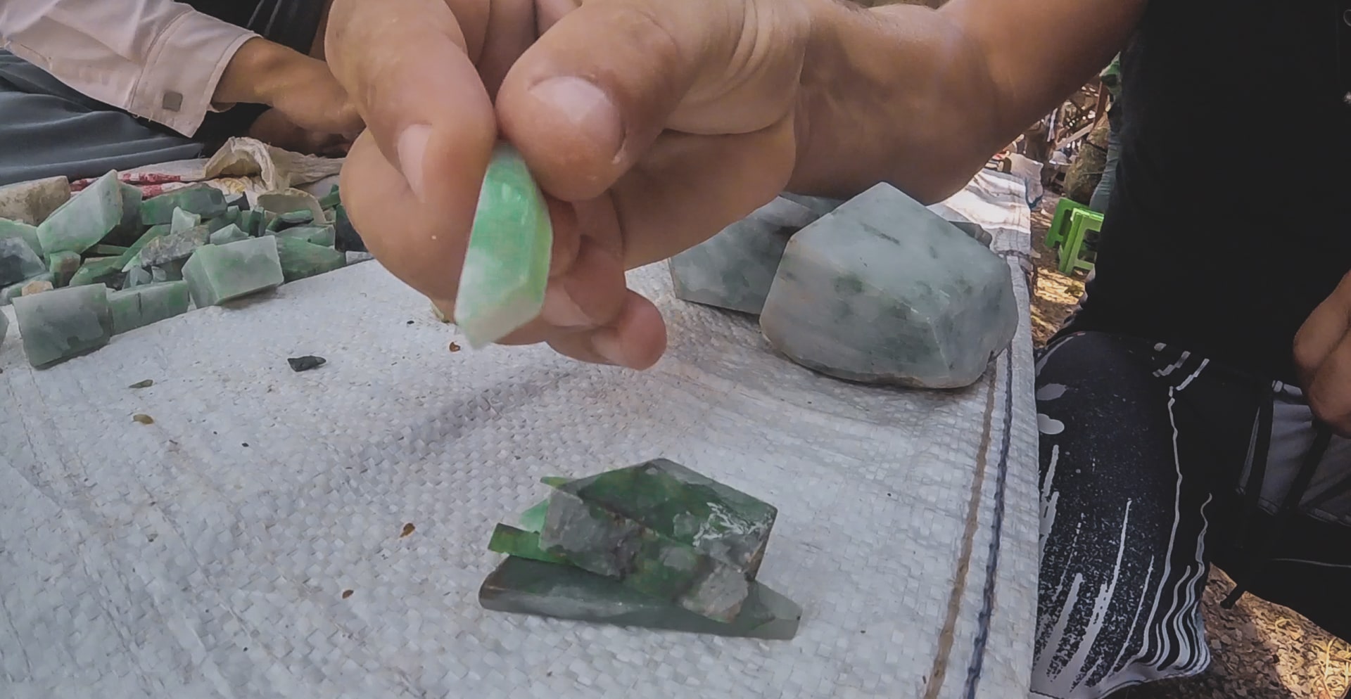 morceau de jade brut dans les mains d'un homme