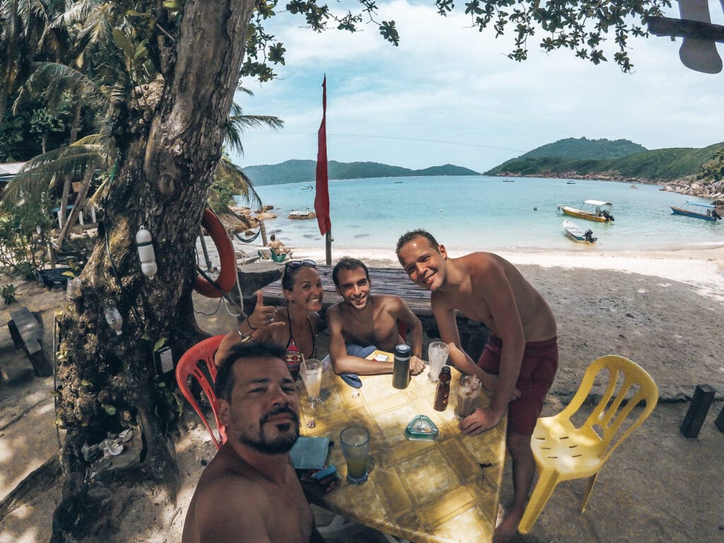 groupe d'amis au bord d'une plage aux îles Perhentians