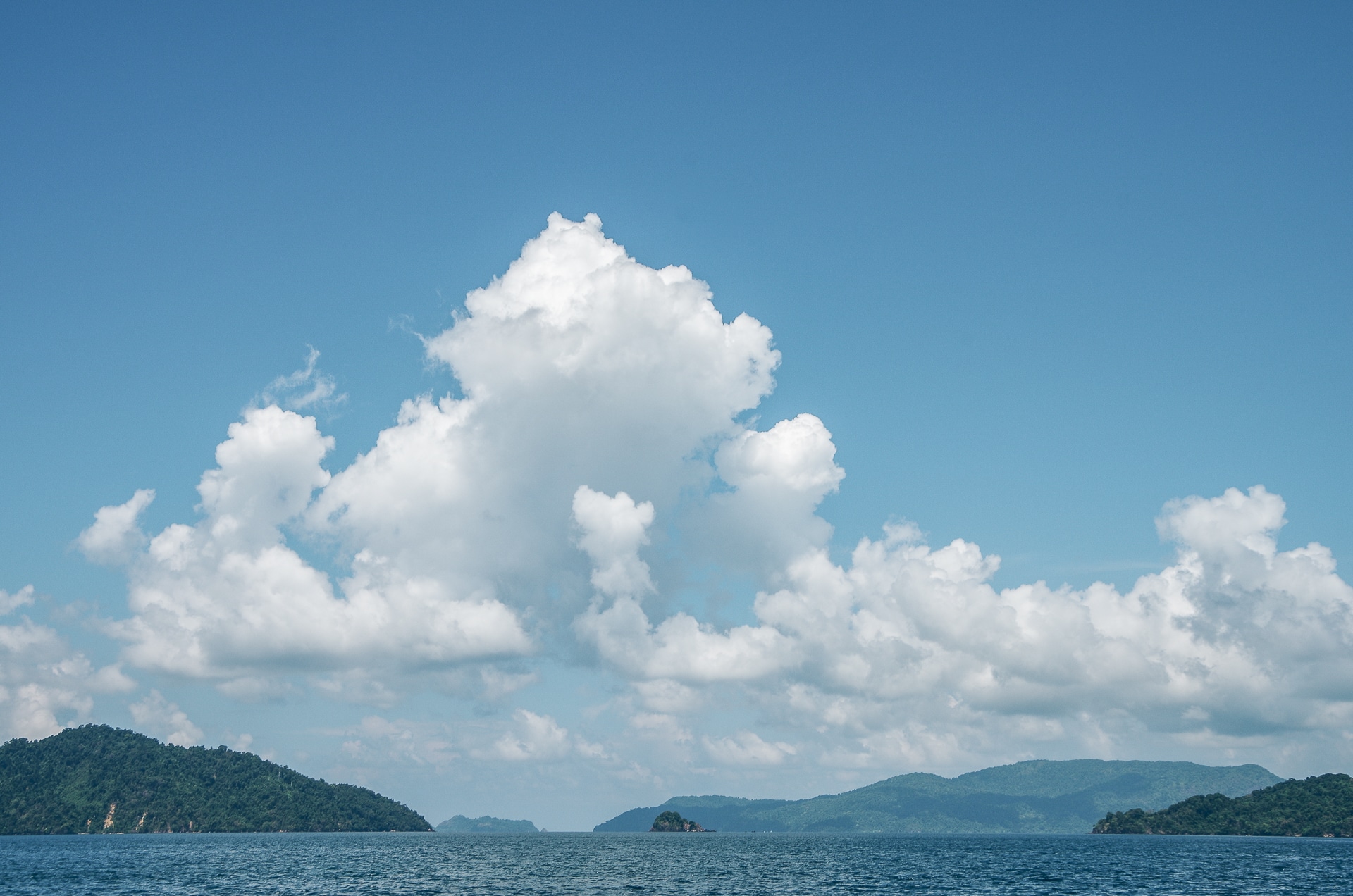 magnifique amas de nuages au dessus des îles de la mer Andaman au Myanmar Kawthaung