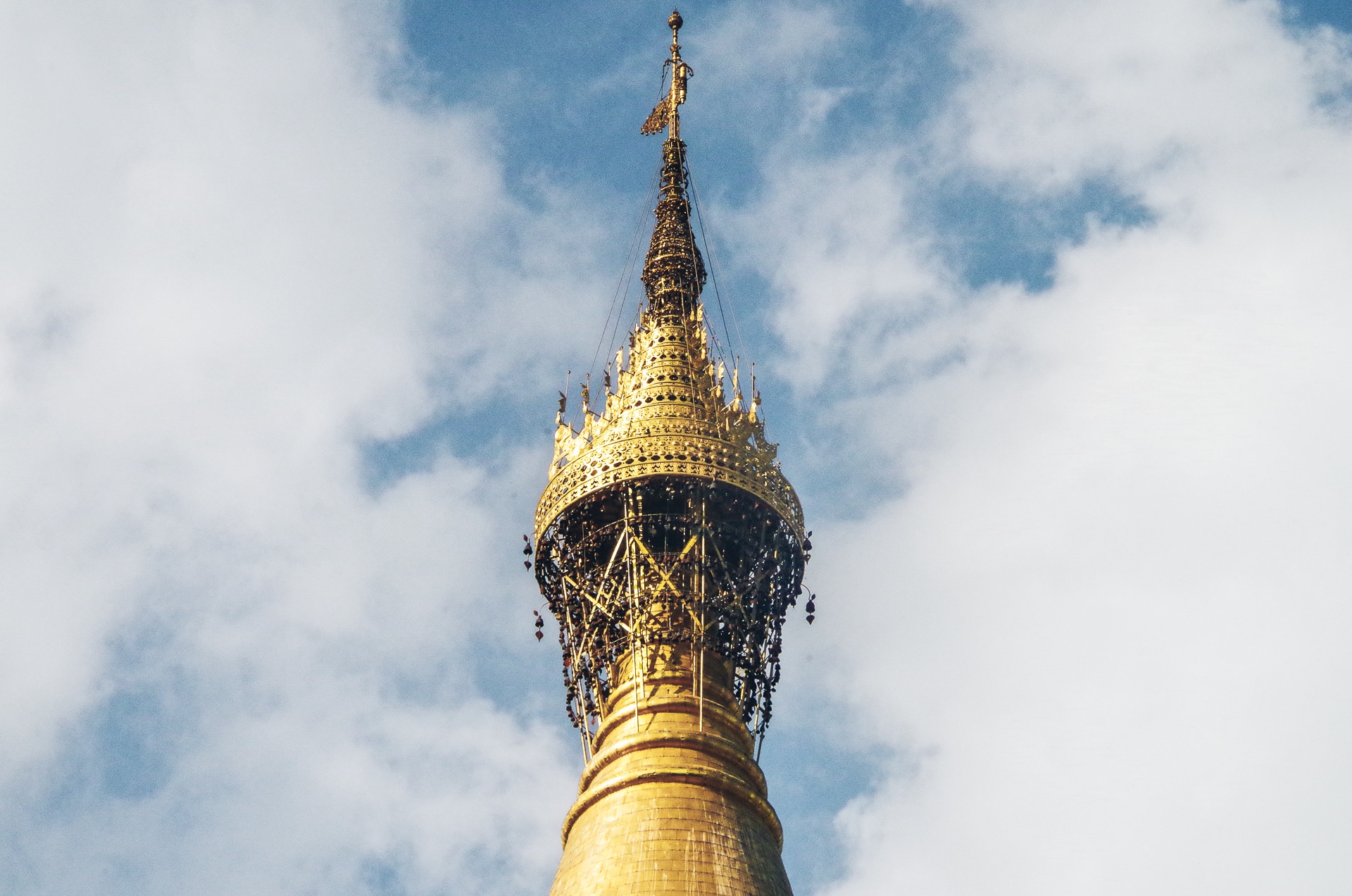 zoom sur le sommet de la pagode Shwedagon