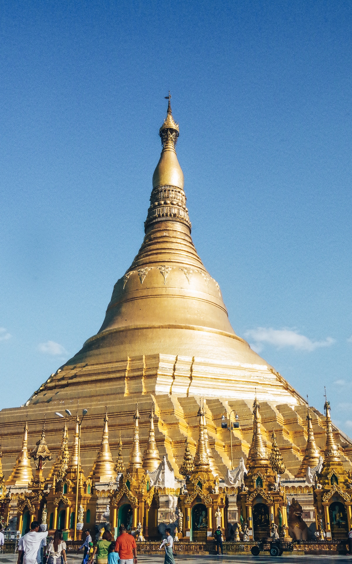 stupa central de la pagode Shwedagon à Yangon