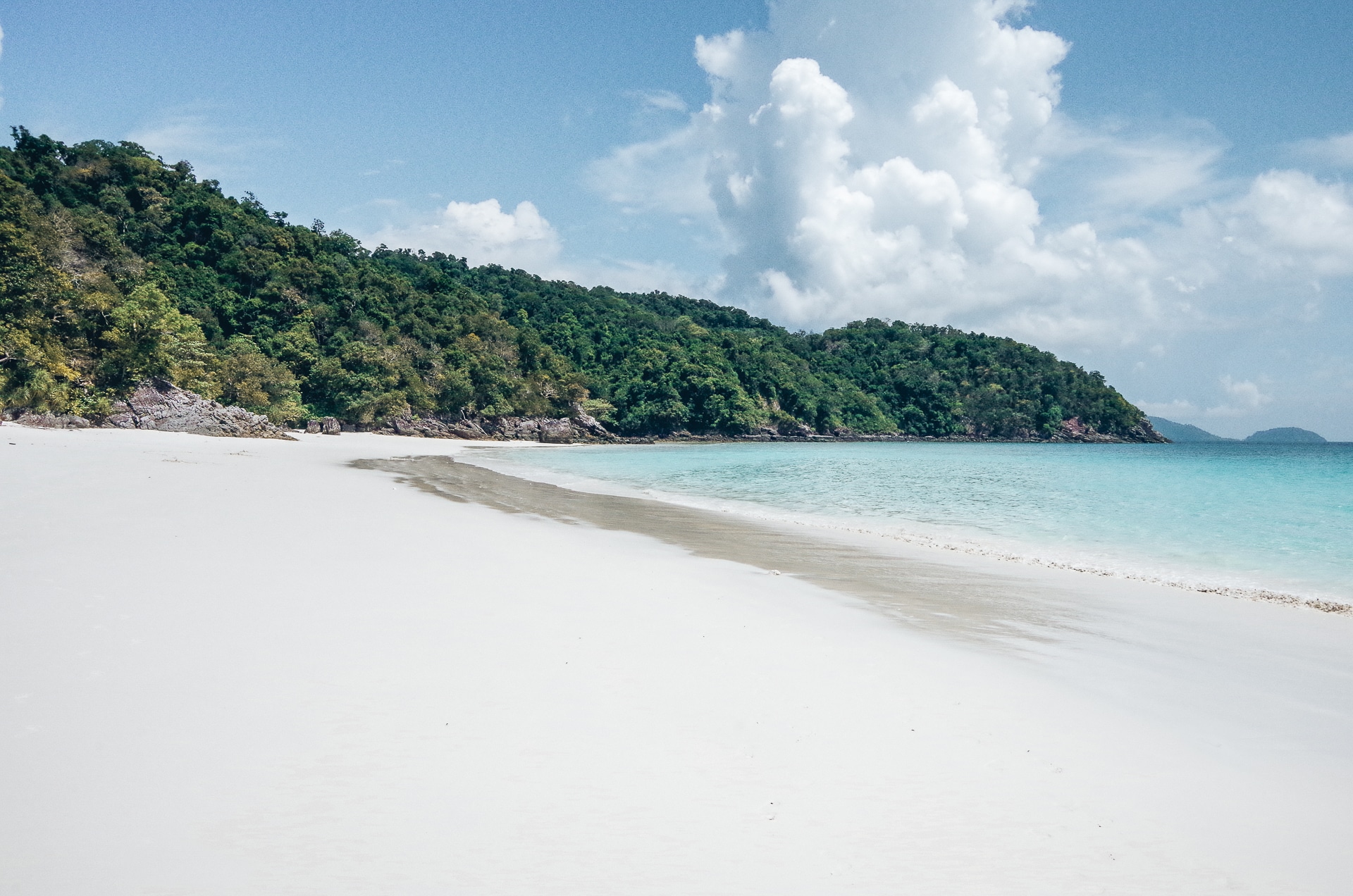 plage au sable blanc immaculé sur une île de l'archipel Kawthaung