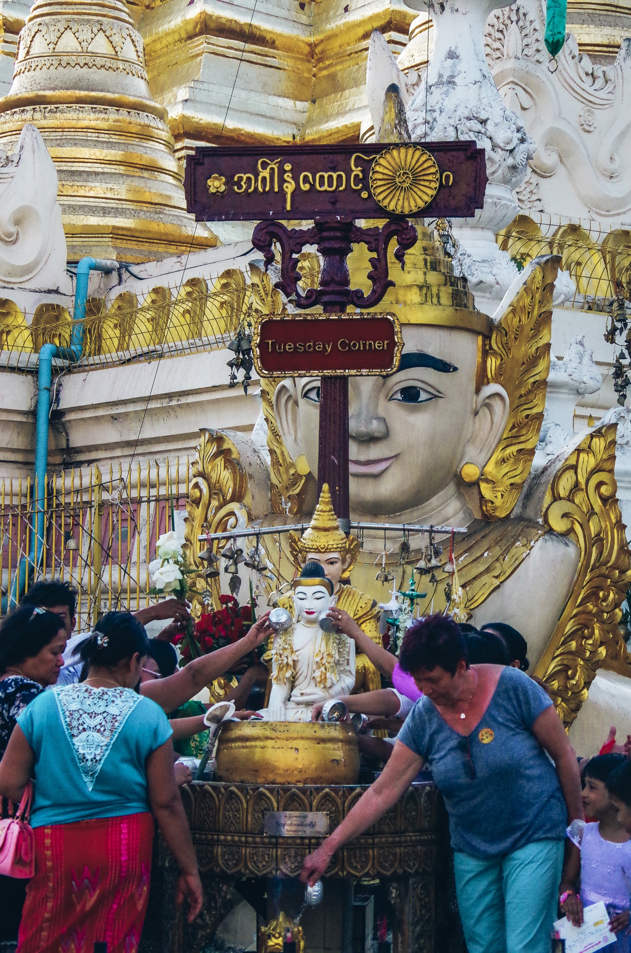 planetary corner où les birmans arrosent la statue du Bouddha