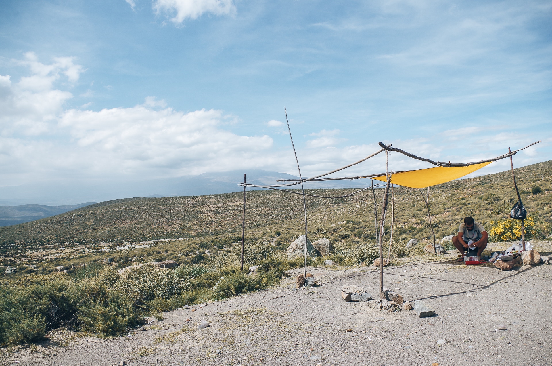 faire la popote en plein milieu de la campagne péruvienne  matériel de camping que choisir 