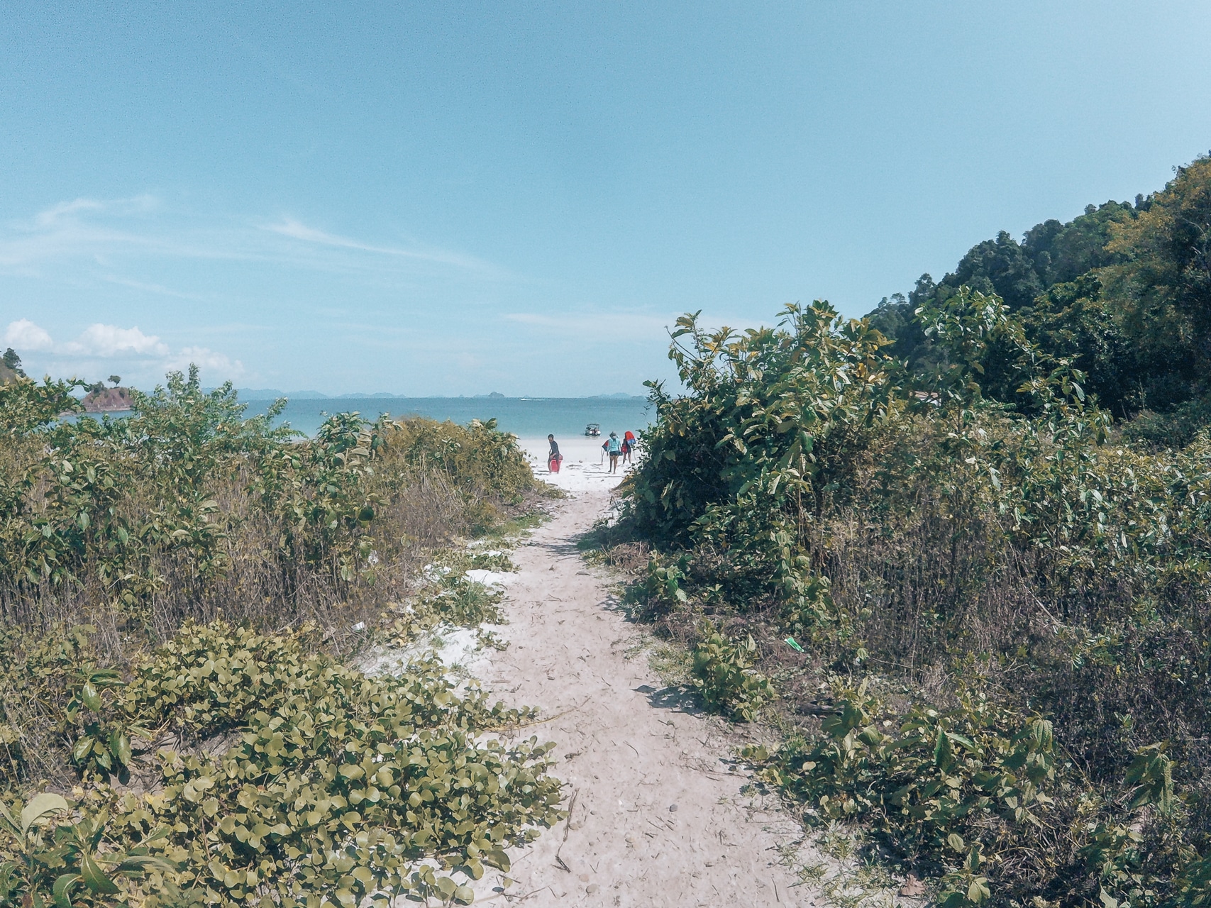 sentier séparant les deux plages de l'île de Two faces à l'archipel des Mergui