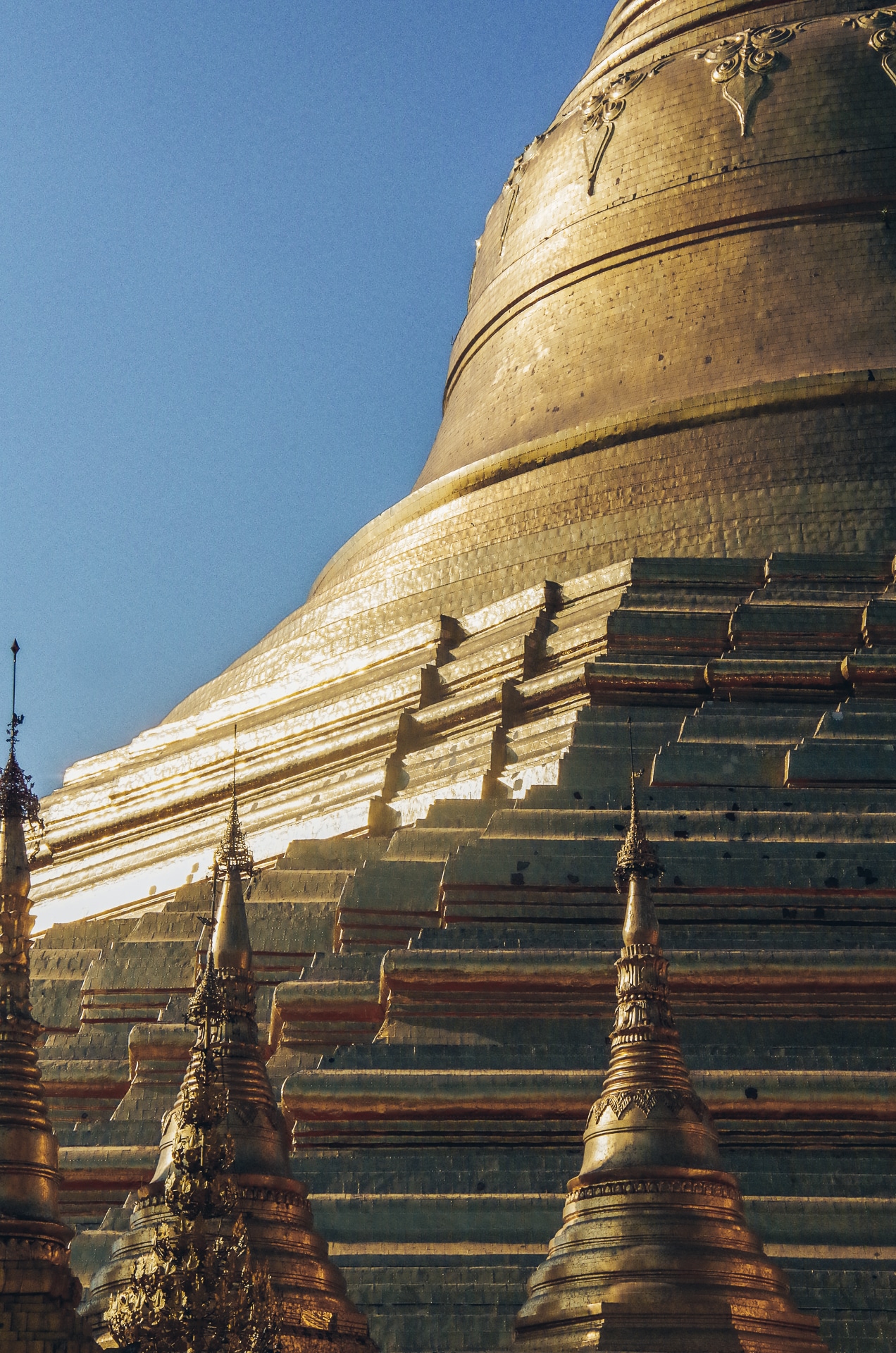 stupa recouvert d'or au Myanmar