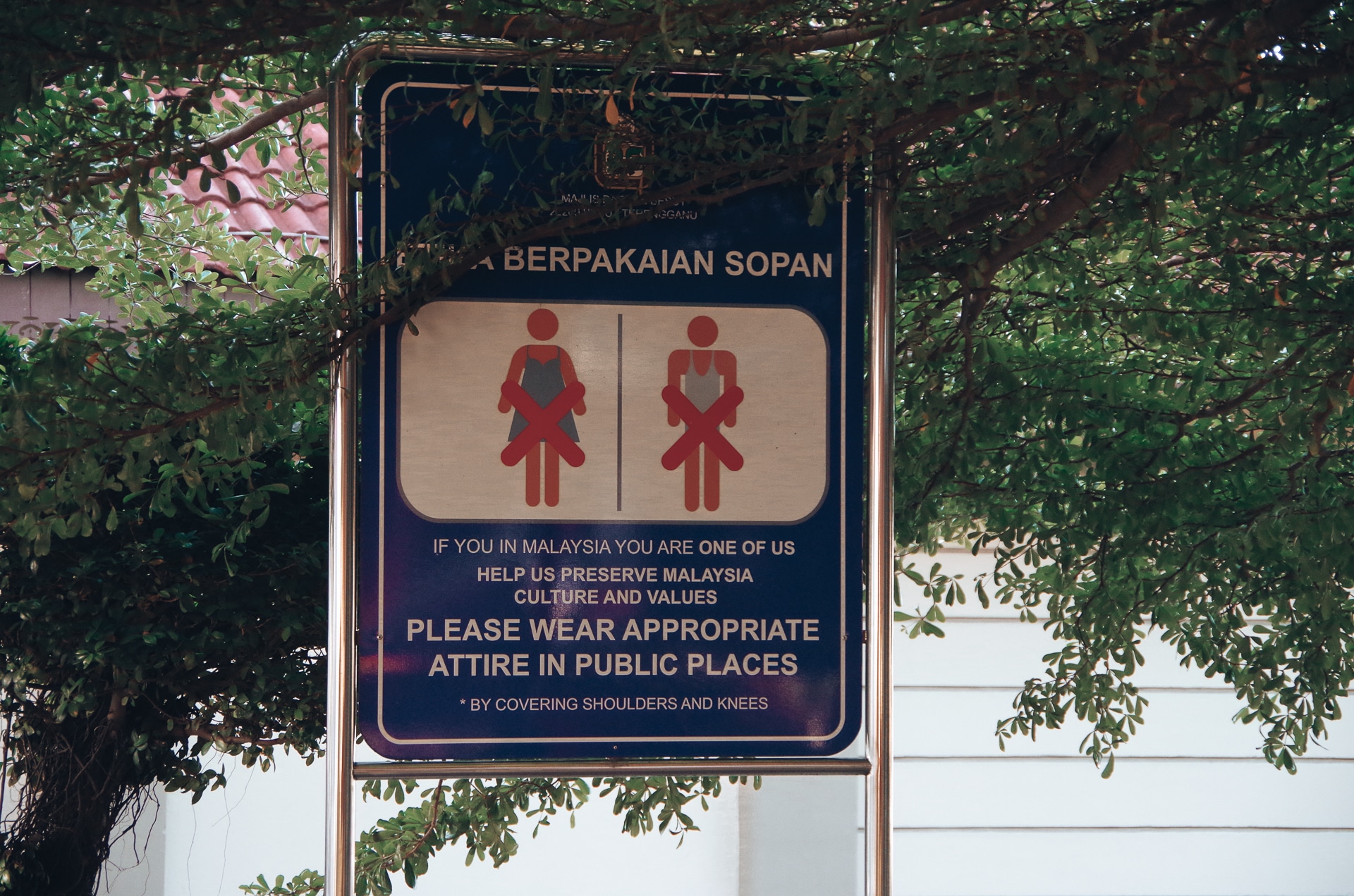 panneau indiquant la tenue à ne pas porter pour les femmes dans les espaces publics en Malaisie comment s'habiller en Malaisie