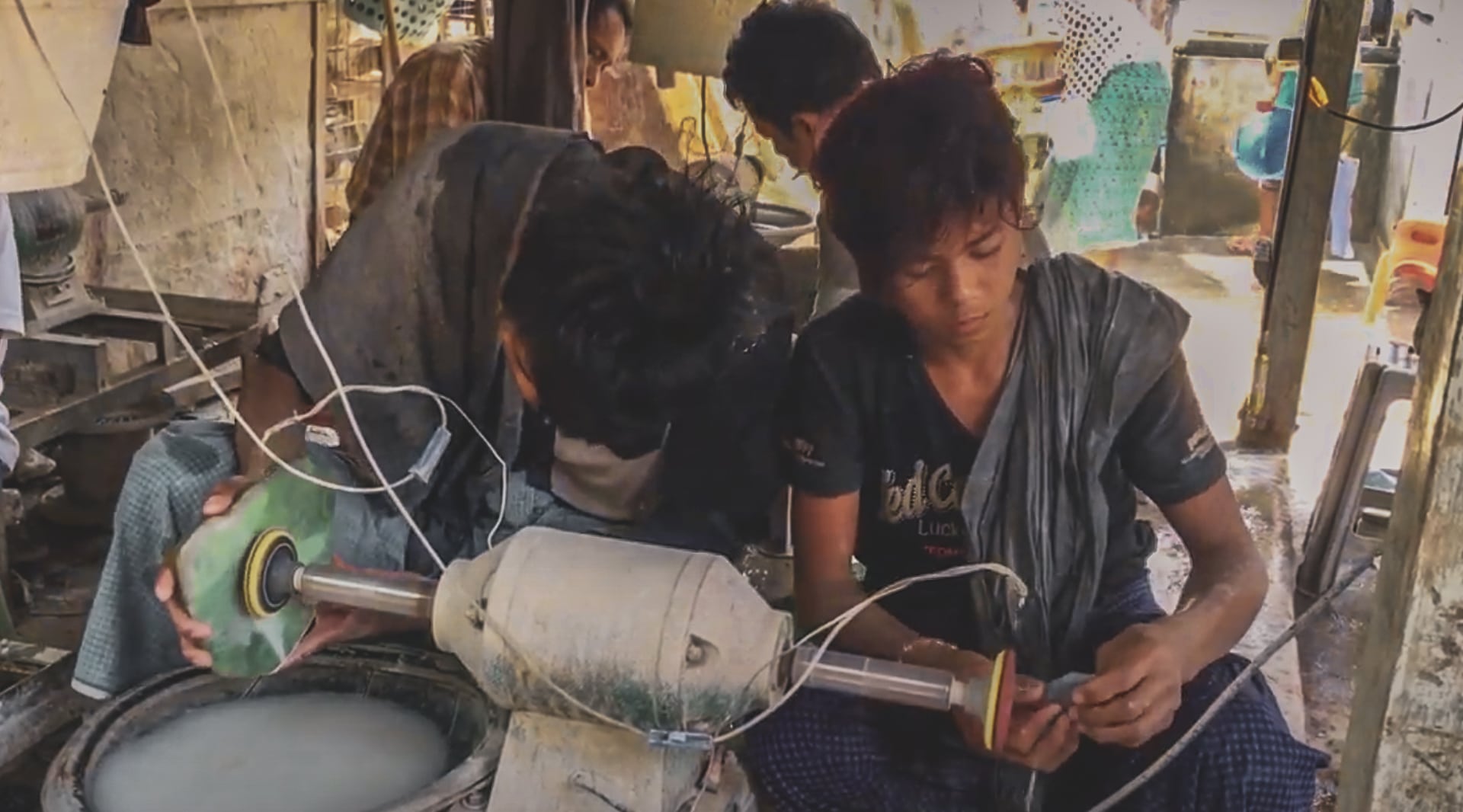 homme travaillant la jadéite avec des polisseuses à Mandalay