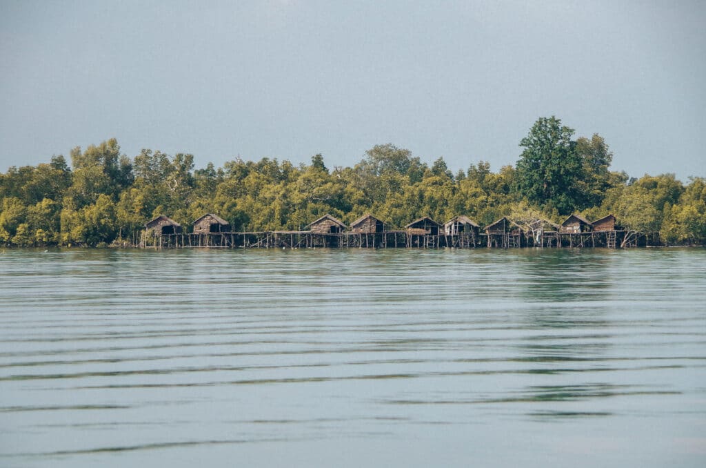 village avec des maisons sur pilotis dans la mer d'Andaman