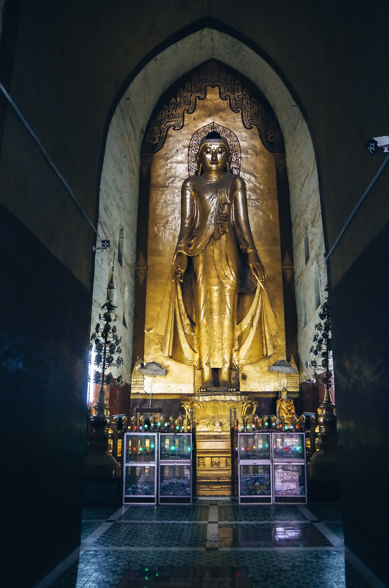 statue de bouddha de 10 mètre de haut dans le temple Ananda à Bagan
