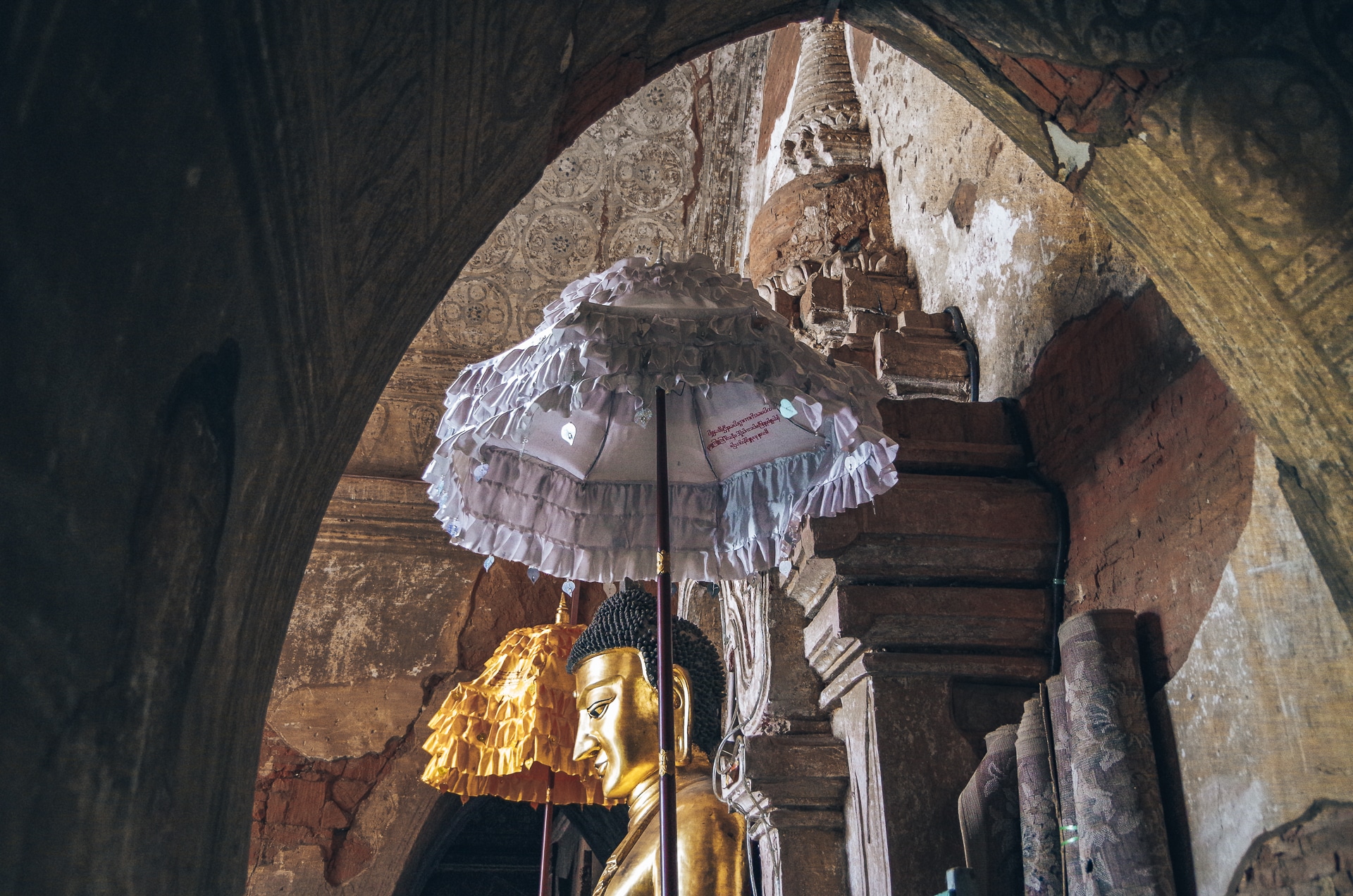 statue de bouddha entourée de parasols