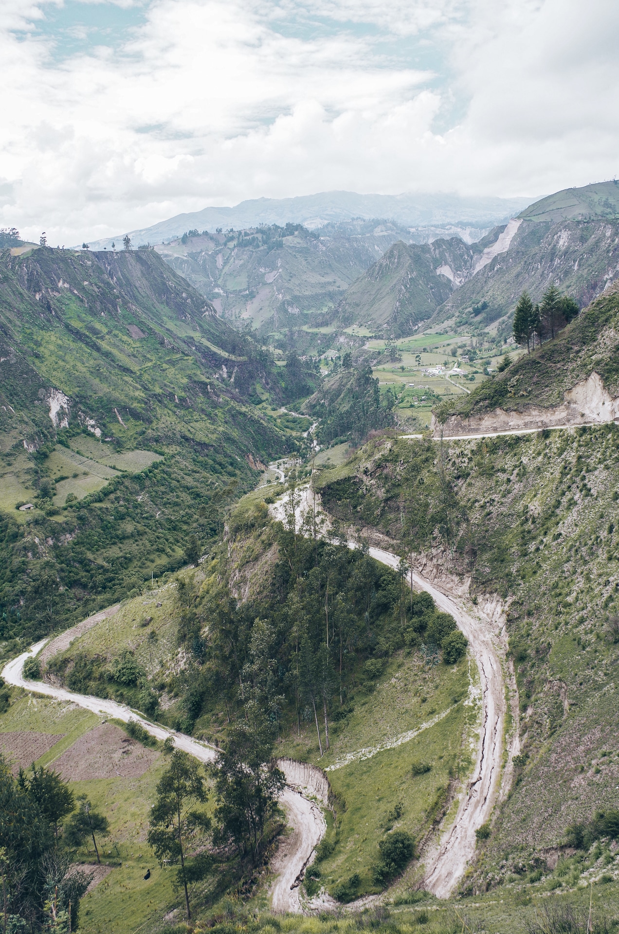 route en lacet serpentant sur les pentes du canyon de Toachi en Equateur