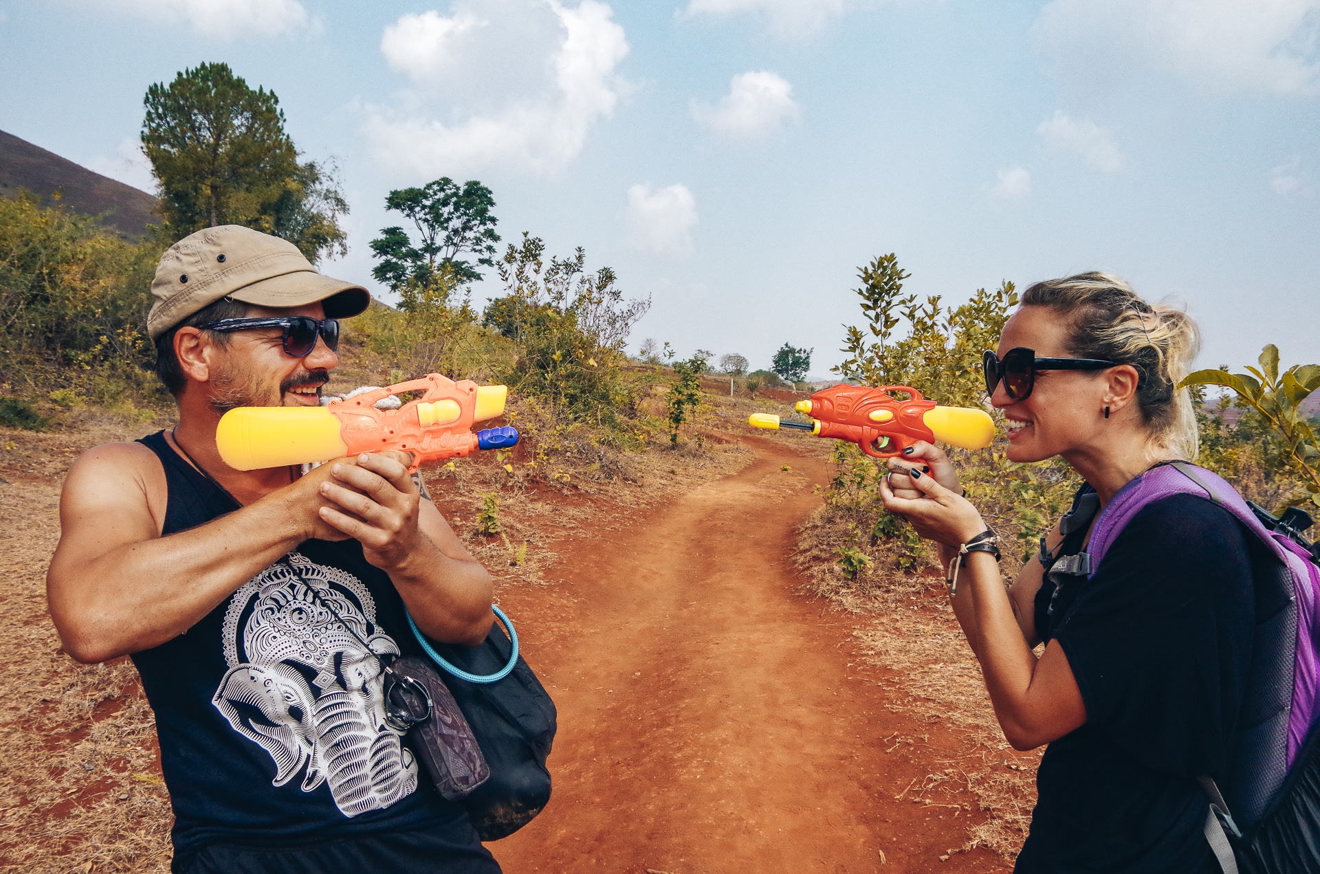 couple s'amusant avec des pistolets à eau water festival au Myanmar