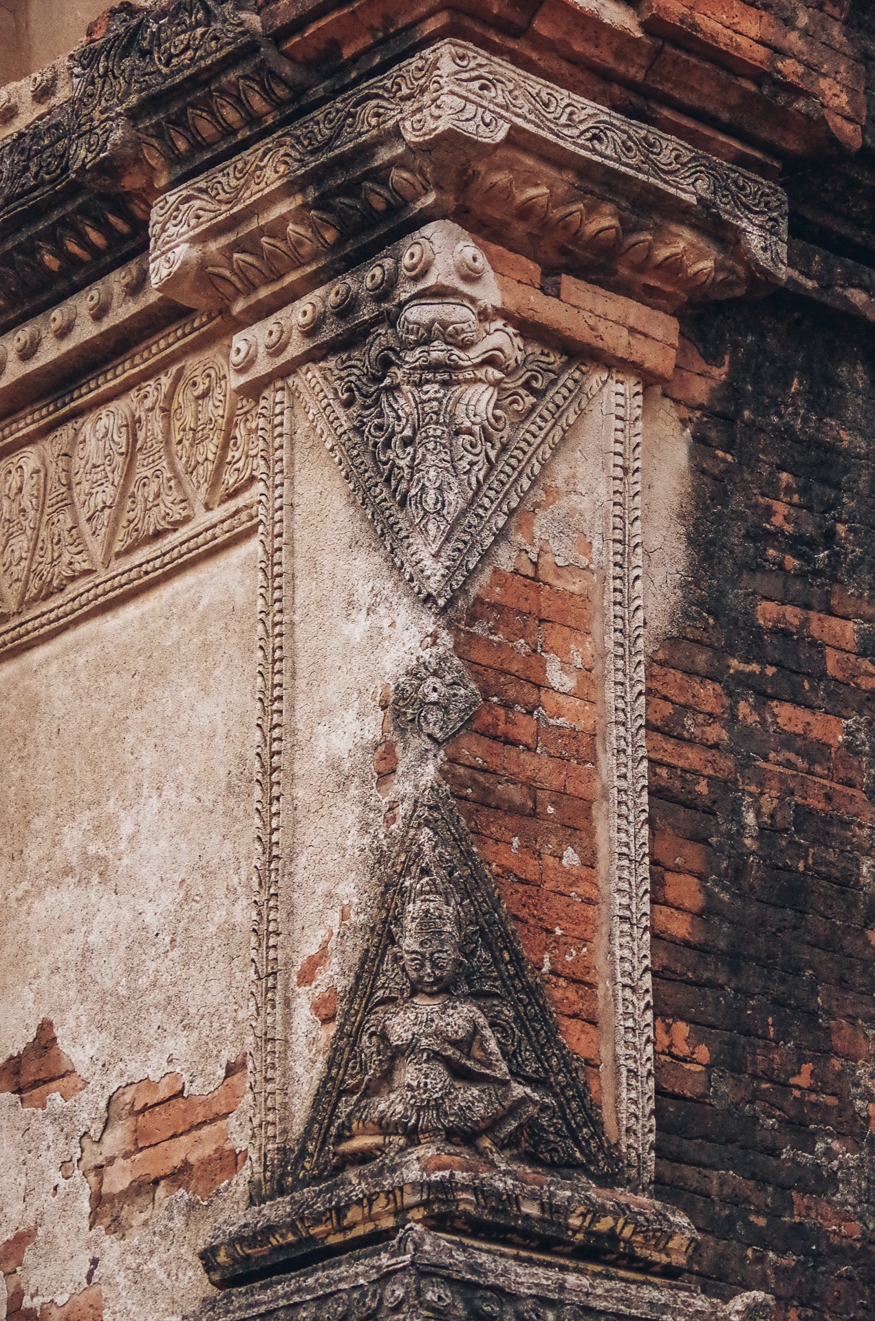 motifs sur sculpture en angle d'un temple à Bagan