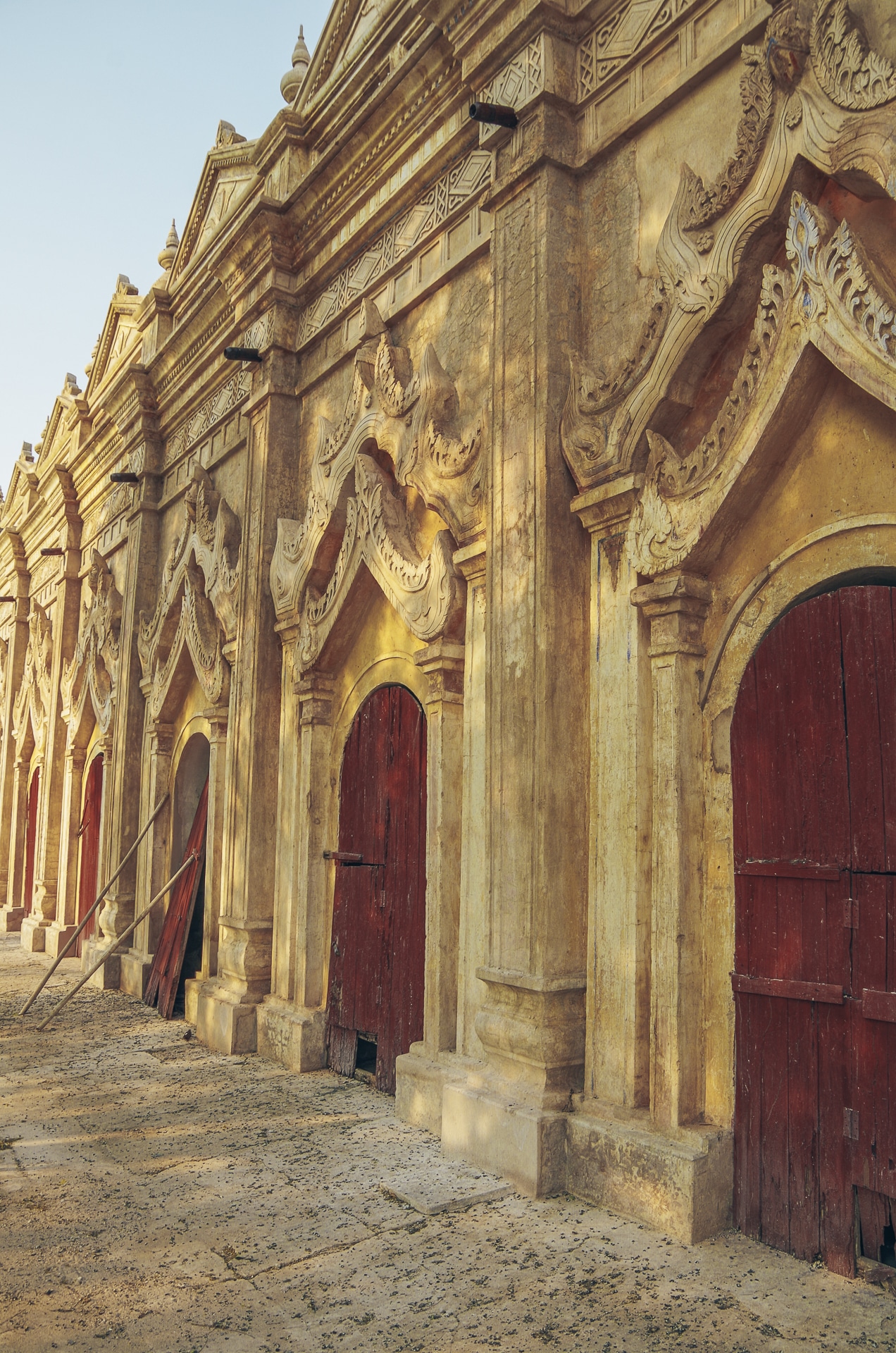 détail des portes en bois que l'on trouve au temple Ananda au Myanmar