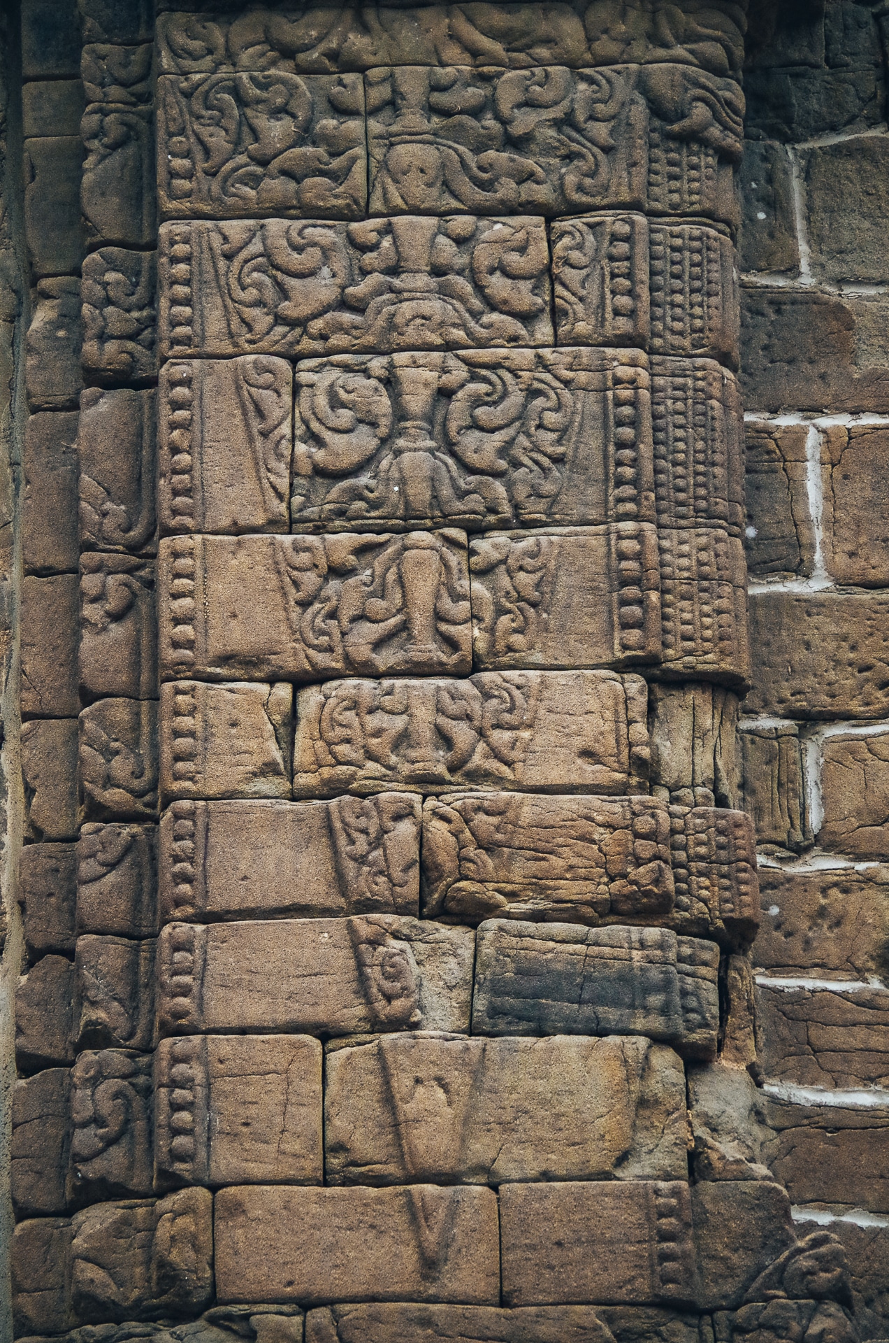 détail culture avec motifs sur un des murs d'un temple de Bagan