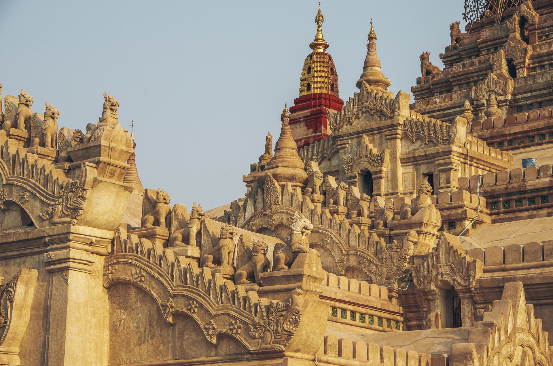 détail du toit du temple Ananda à Bagan au Myanmar