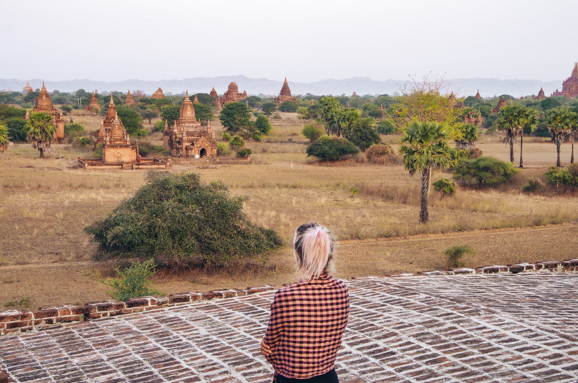 femme regardant les temples de la plaine de Bagan au Myanmar