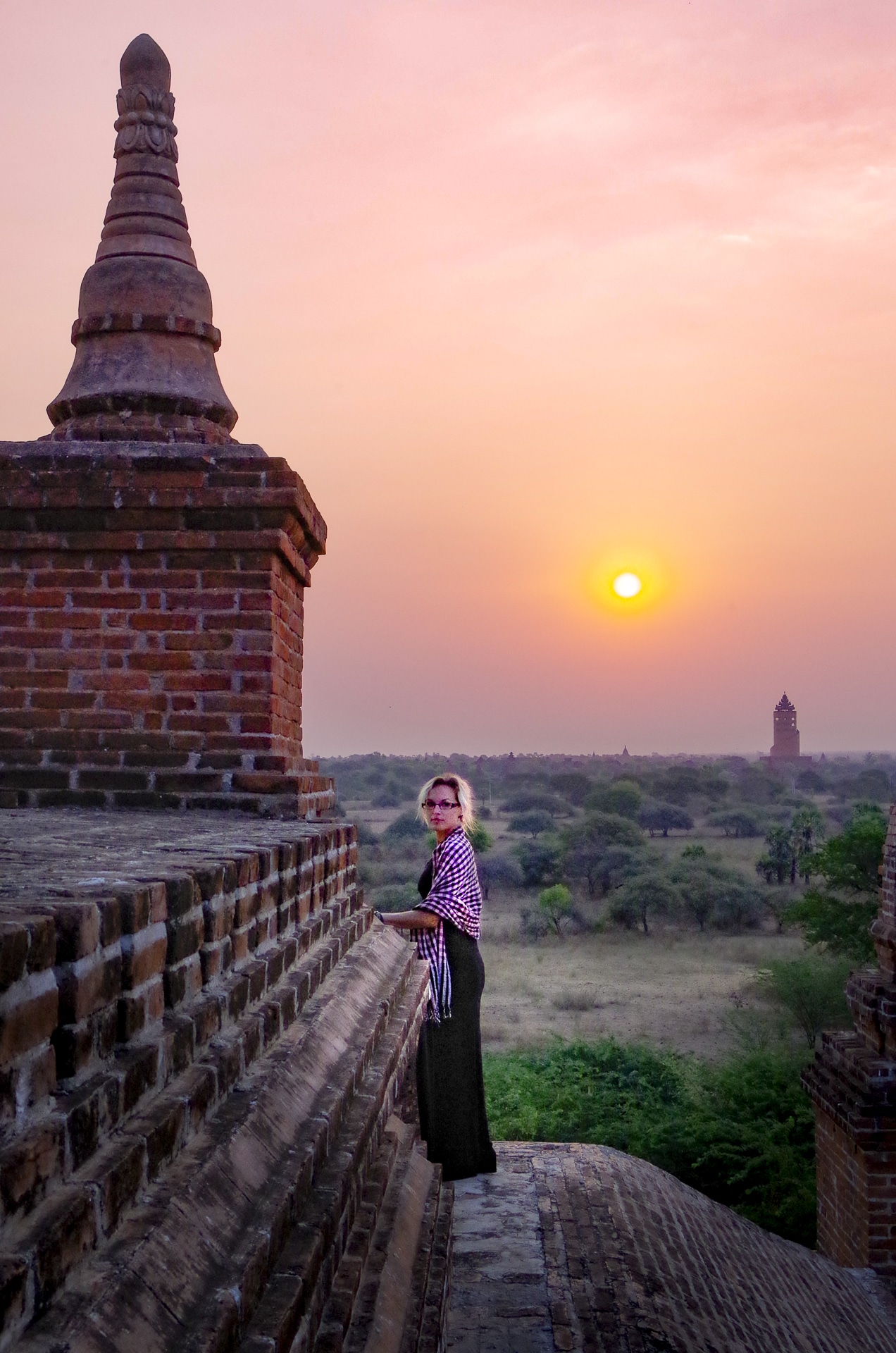 femme sur un toit d'un temple de Bagan au lever de soleil en 2017