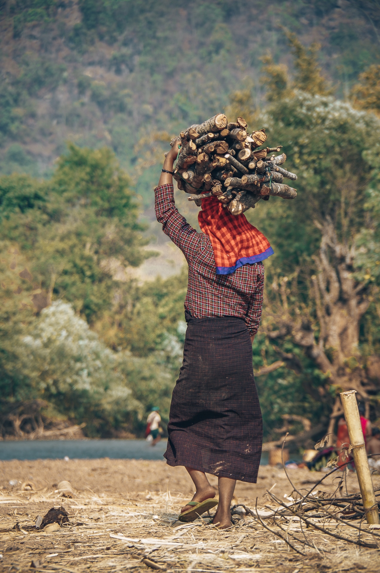 femme portant du bois sur sa tête Myanmar