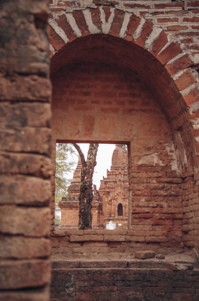 temple de Bagan que l'on peut apercevoir à travers une fenêtre