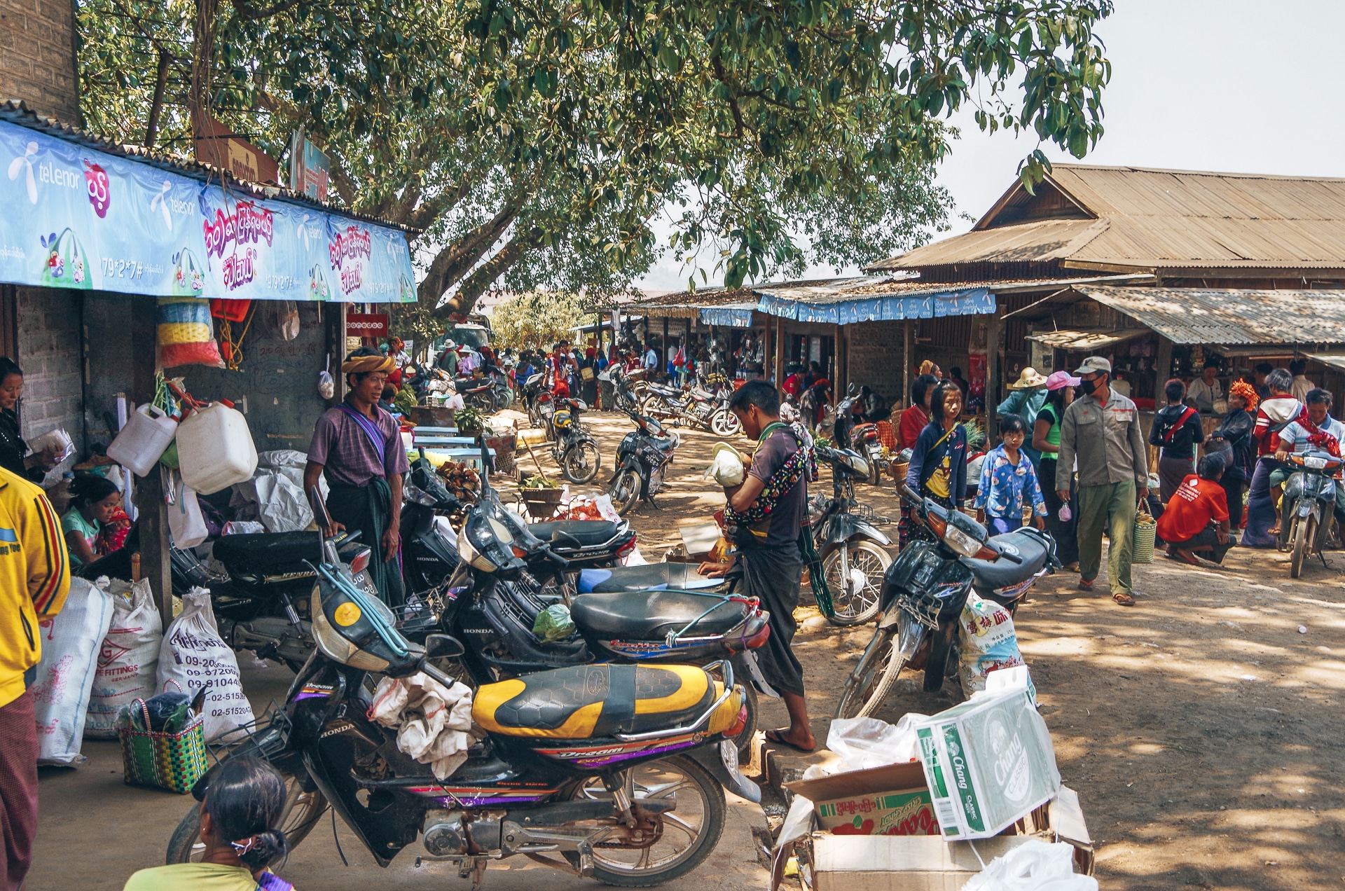 foule au marché du village Trek Kalaw Inle