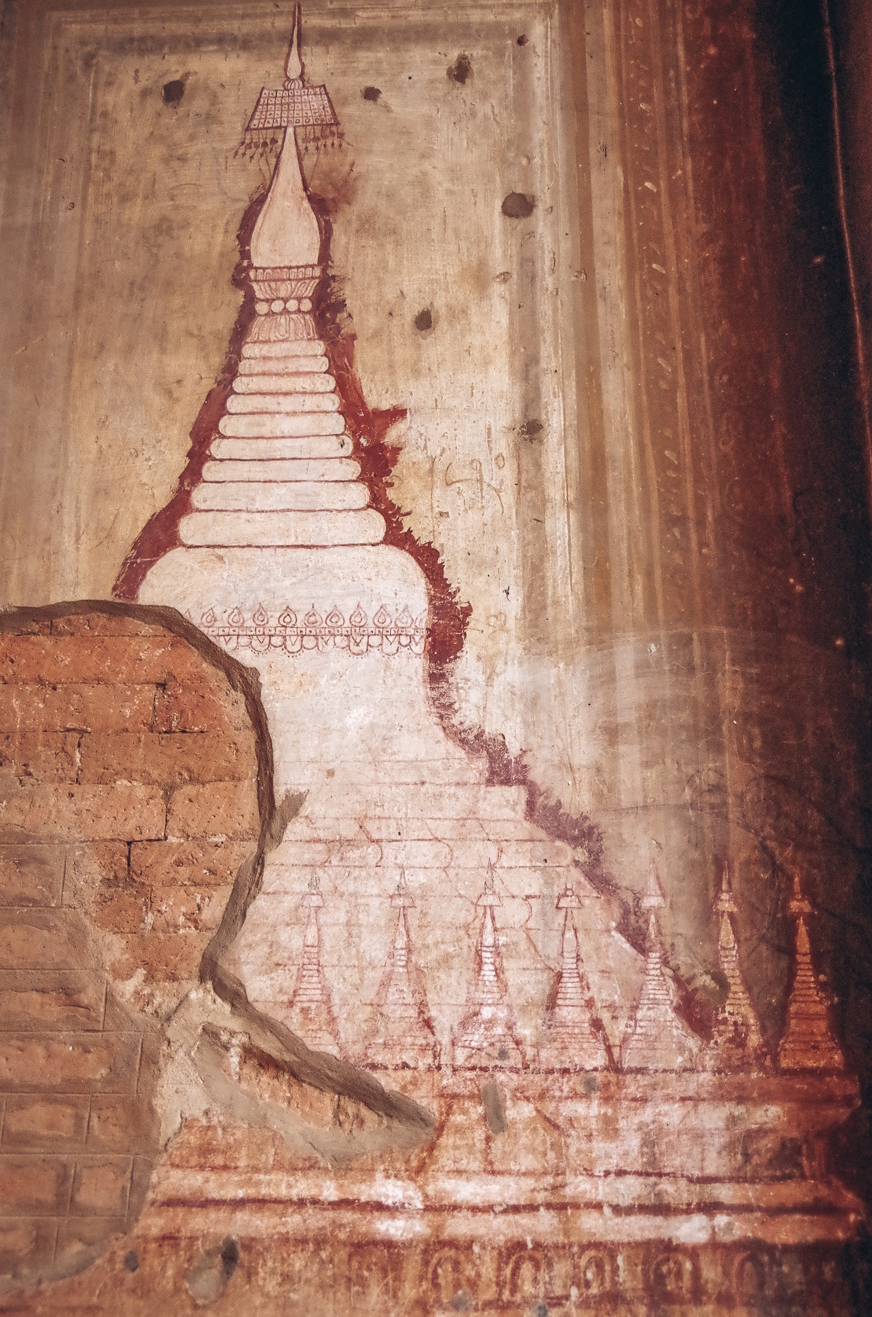 peinture d'un stupa sur un mur dans un temple au Myanmar