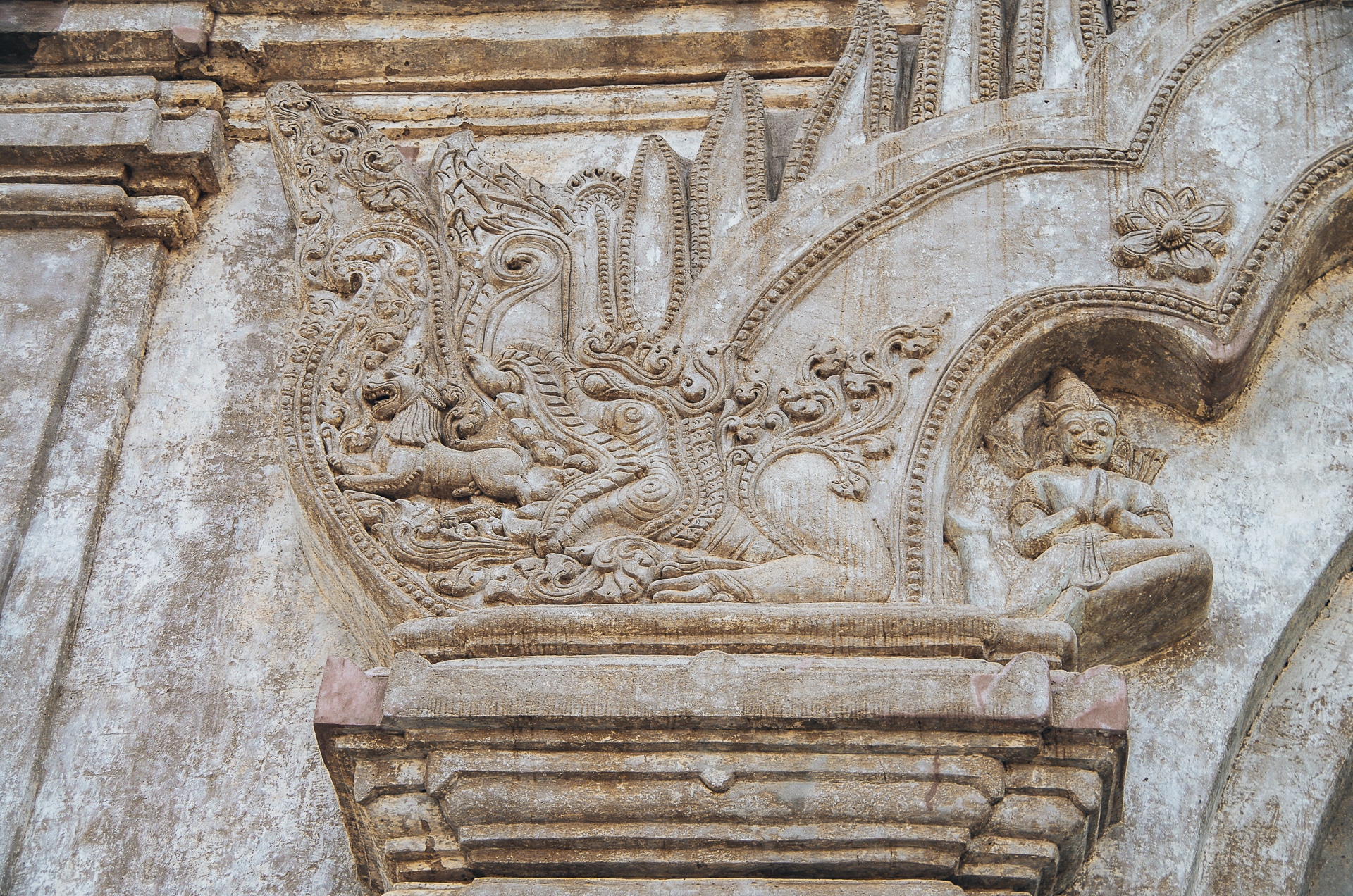 sculpture sur un des murs du temple de Ananda à Bagan