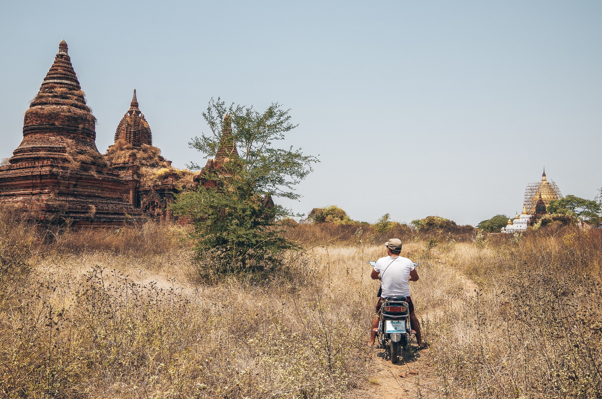 homme conduisant un e-bike dans la plaine de Bagan