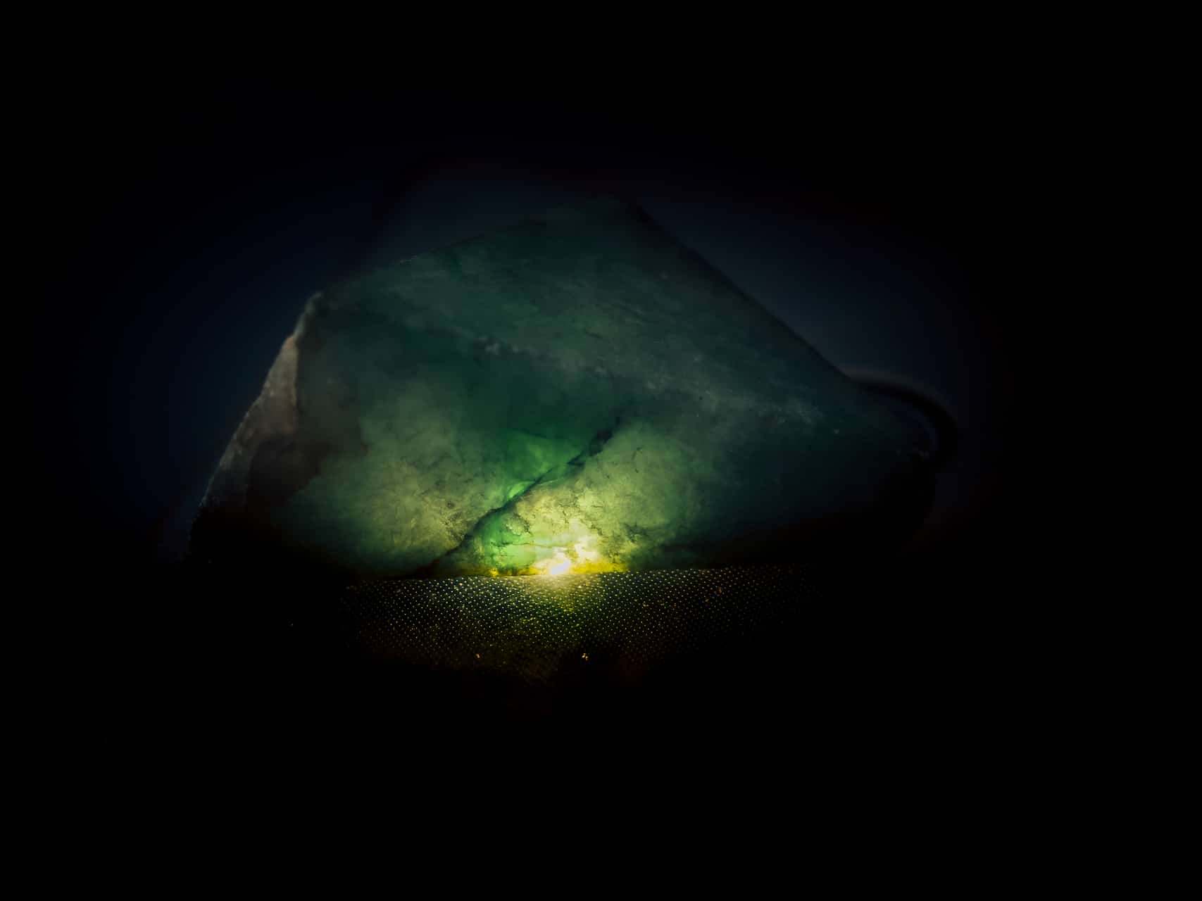 morceau de jade dont les nervures apparaissent sous la lumière