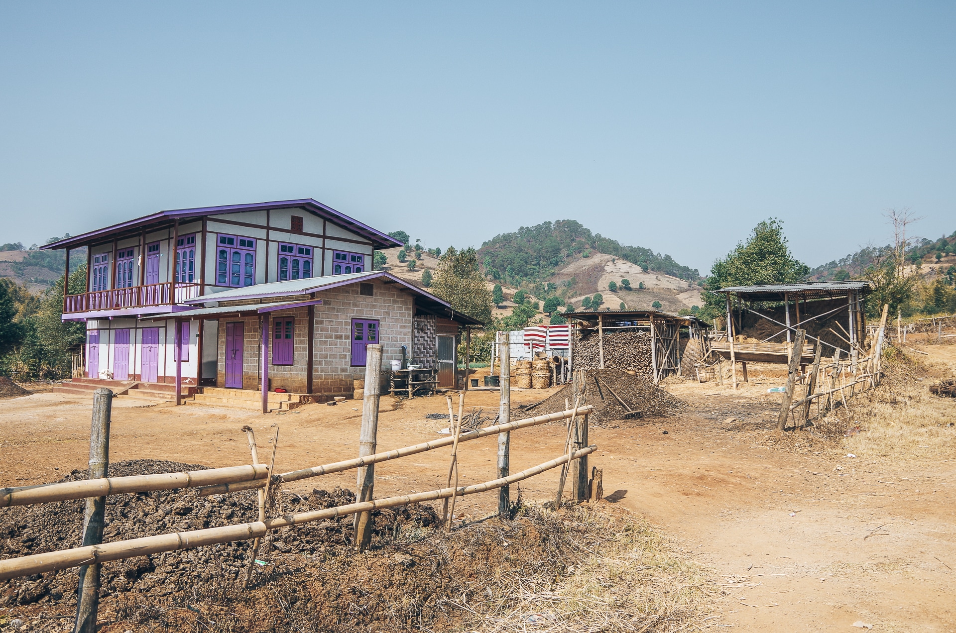maison avec des volets violets dans un village birman Trek Kalaw Inle