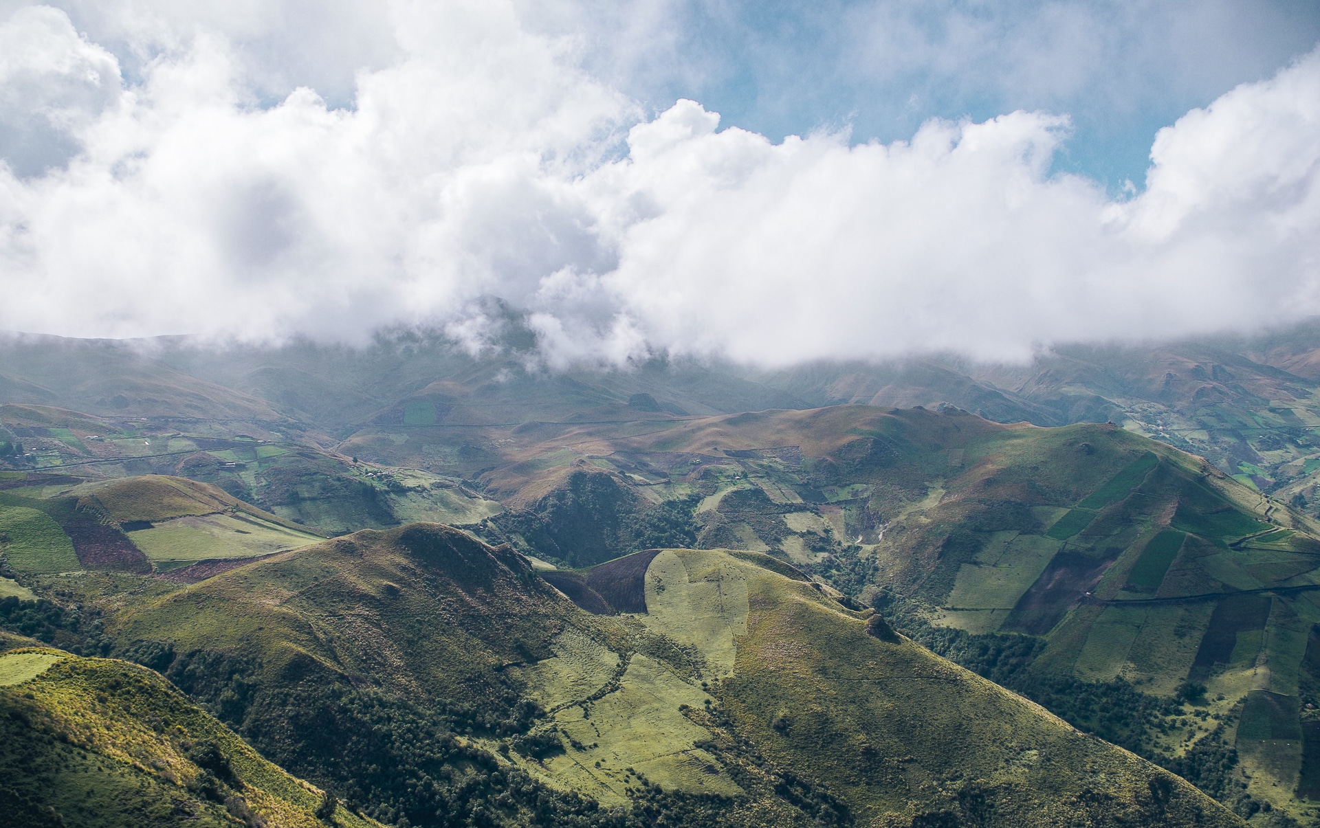 montagne recouverte de champ de culture vue lors du Trek Quilotoa Isinlivi