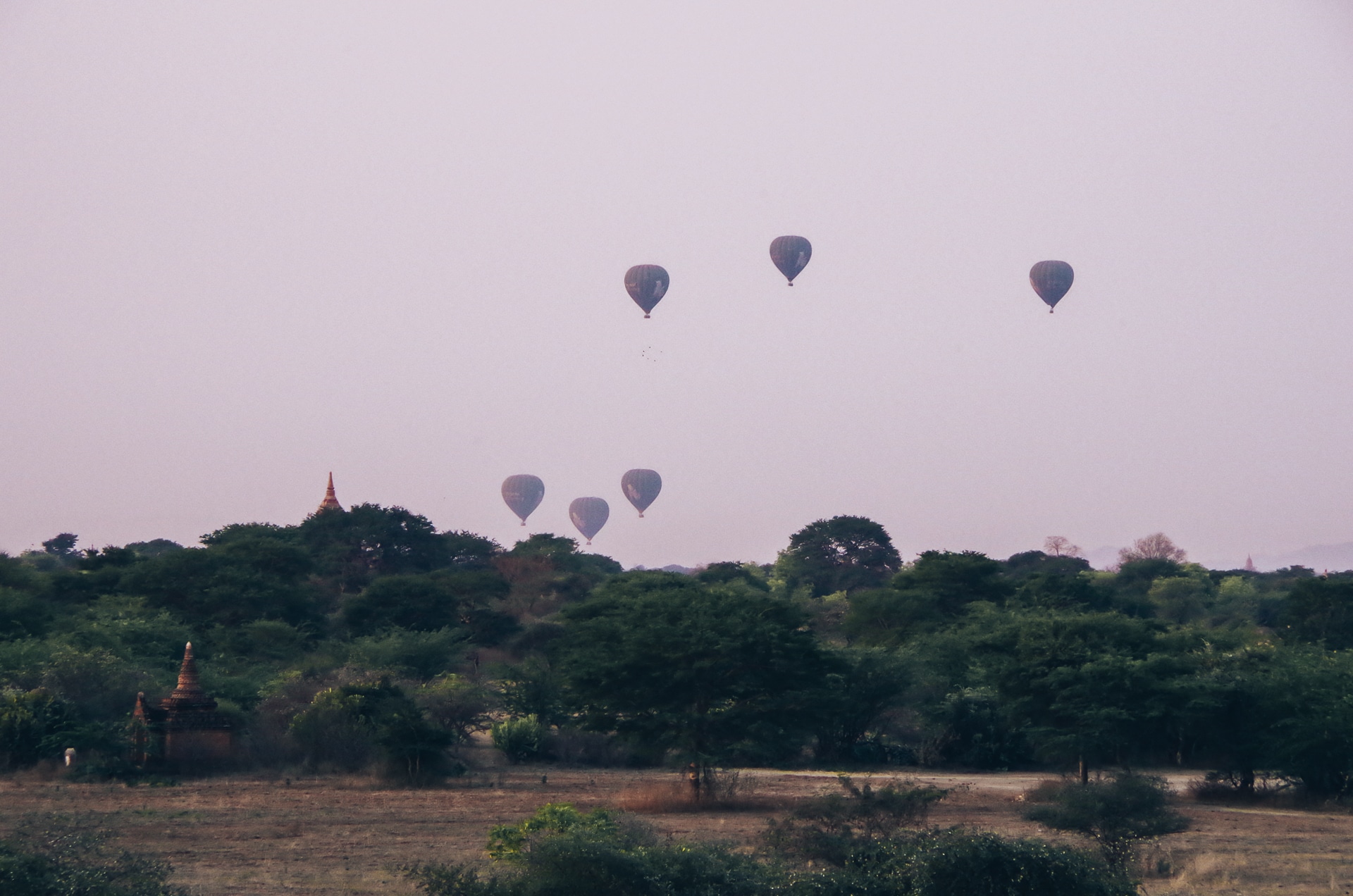 survol en montgolfière des temples de Bagan au Myanmar