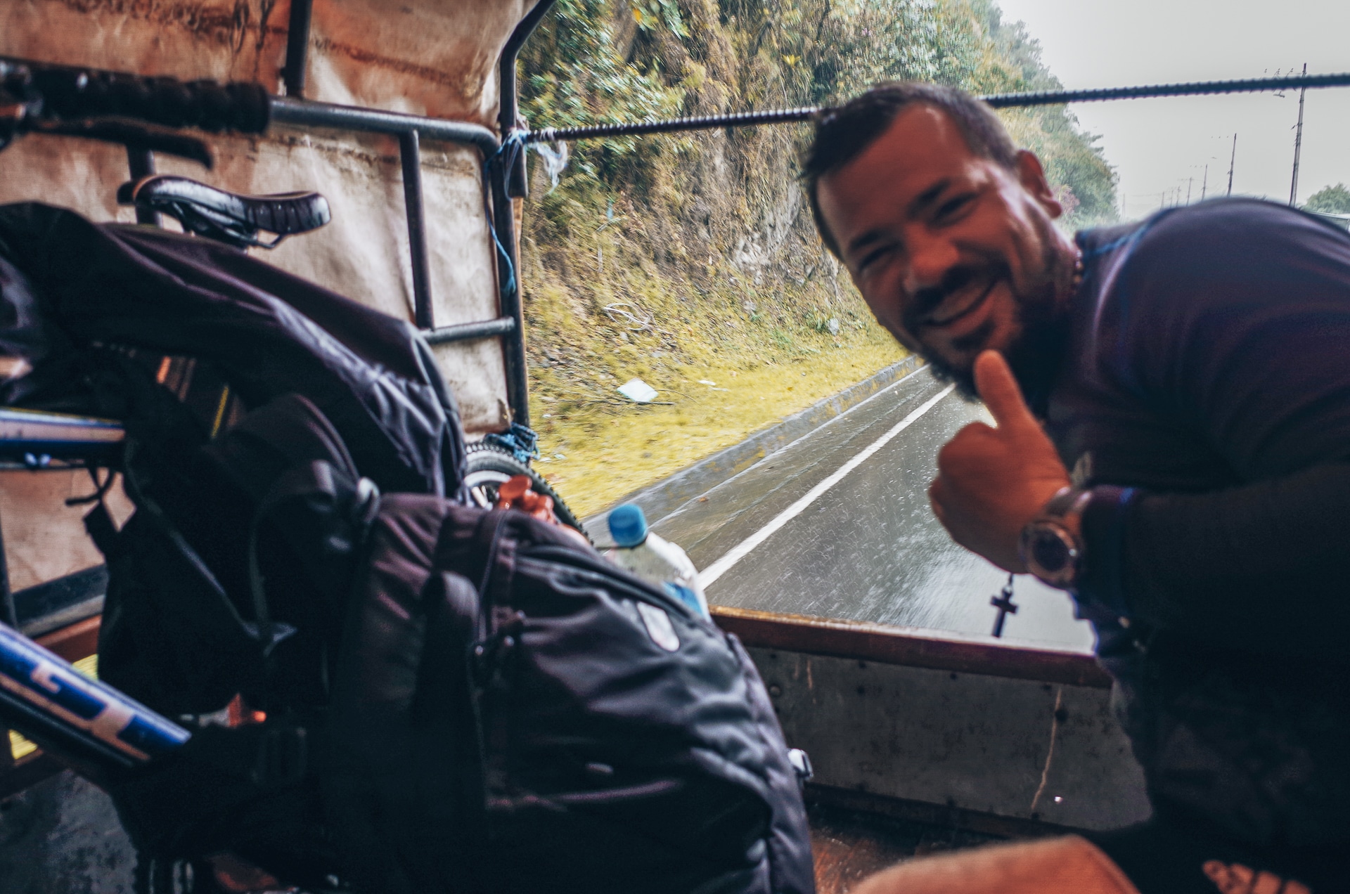 retour en pick-up avec nos vélos sur la route des cascades en Equateur