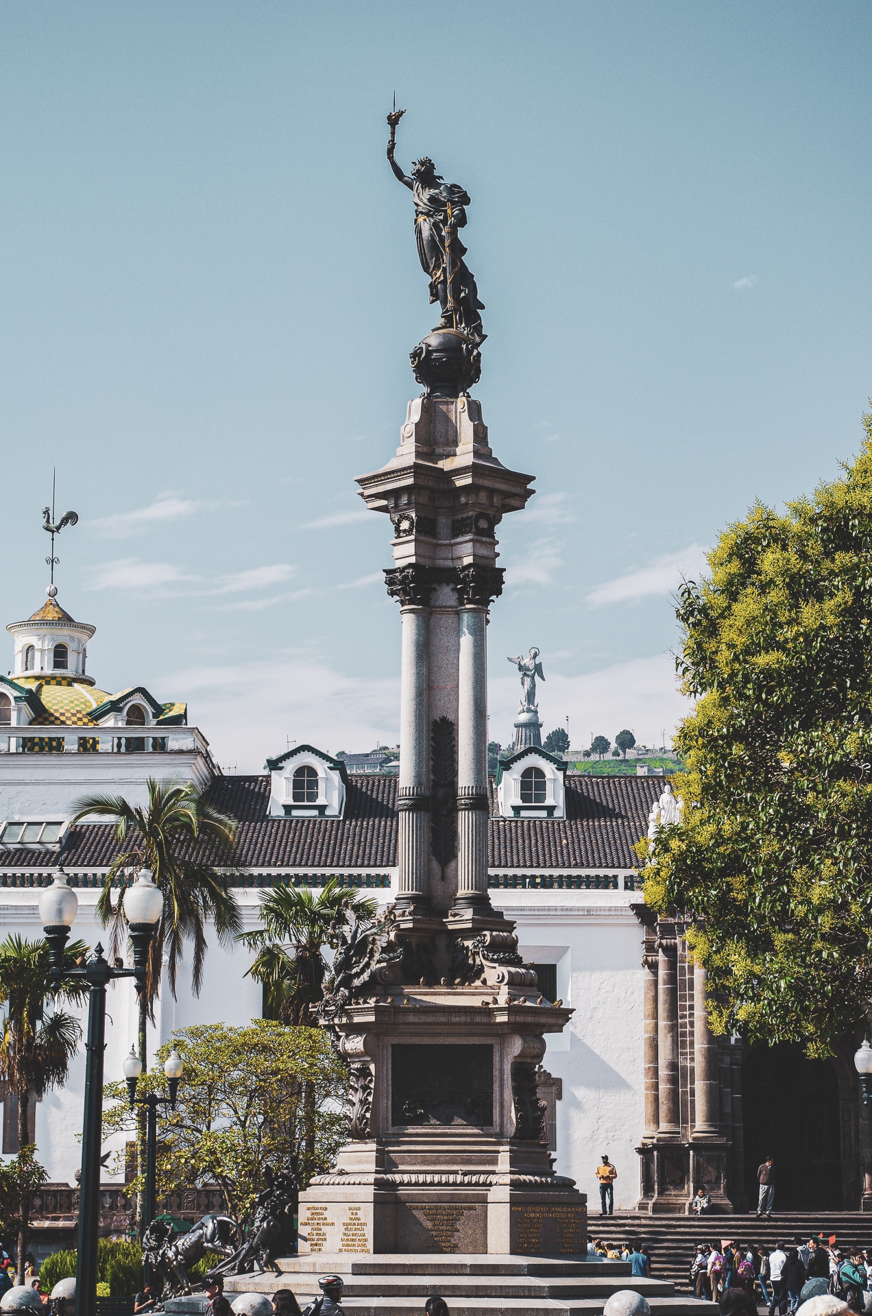 monument aux héros de la plaza grande à Quito