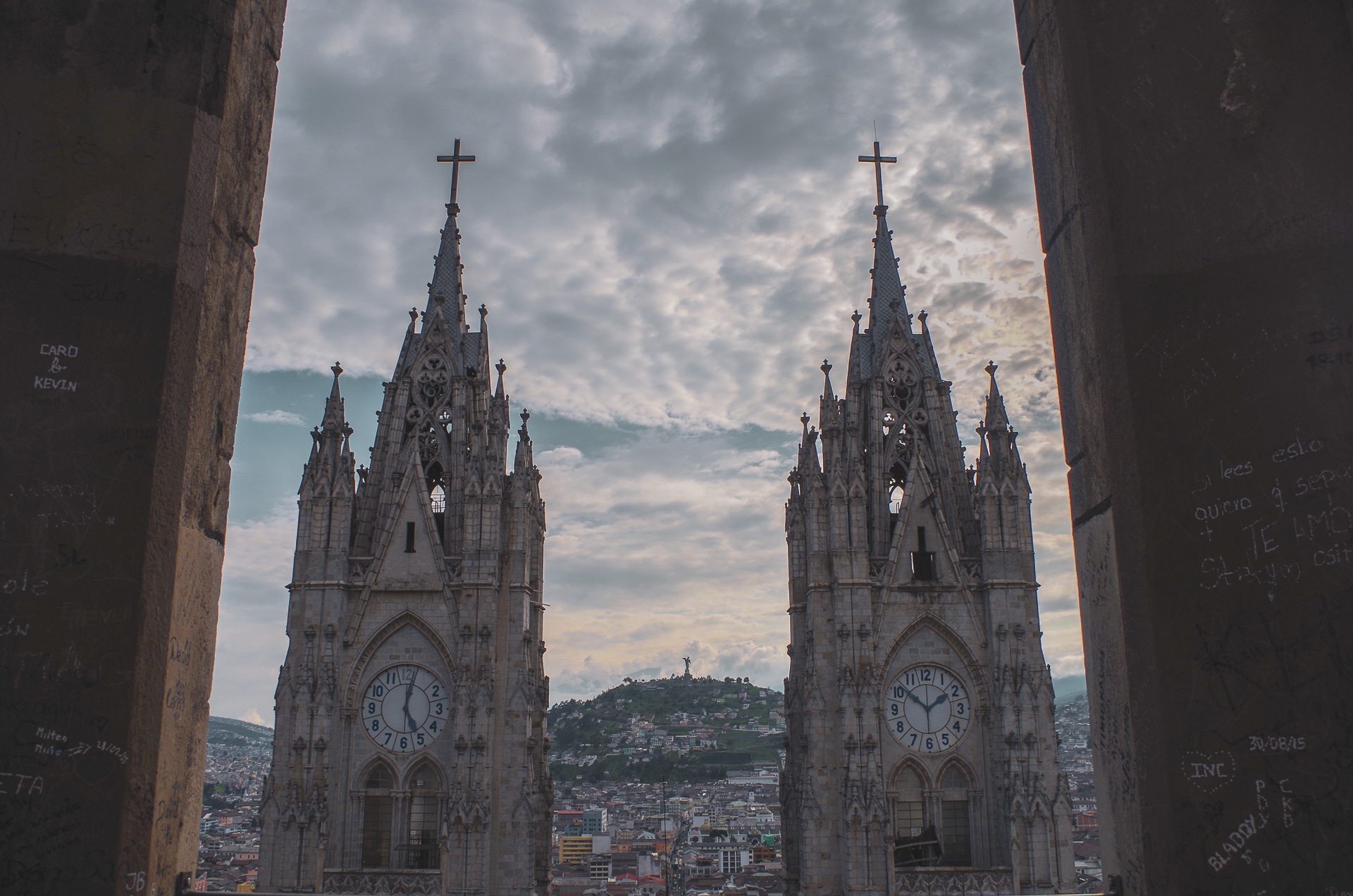 point de vue sur les deux tours de la basilica del voto Nacional à Quito