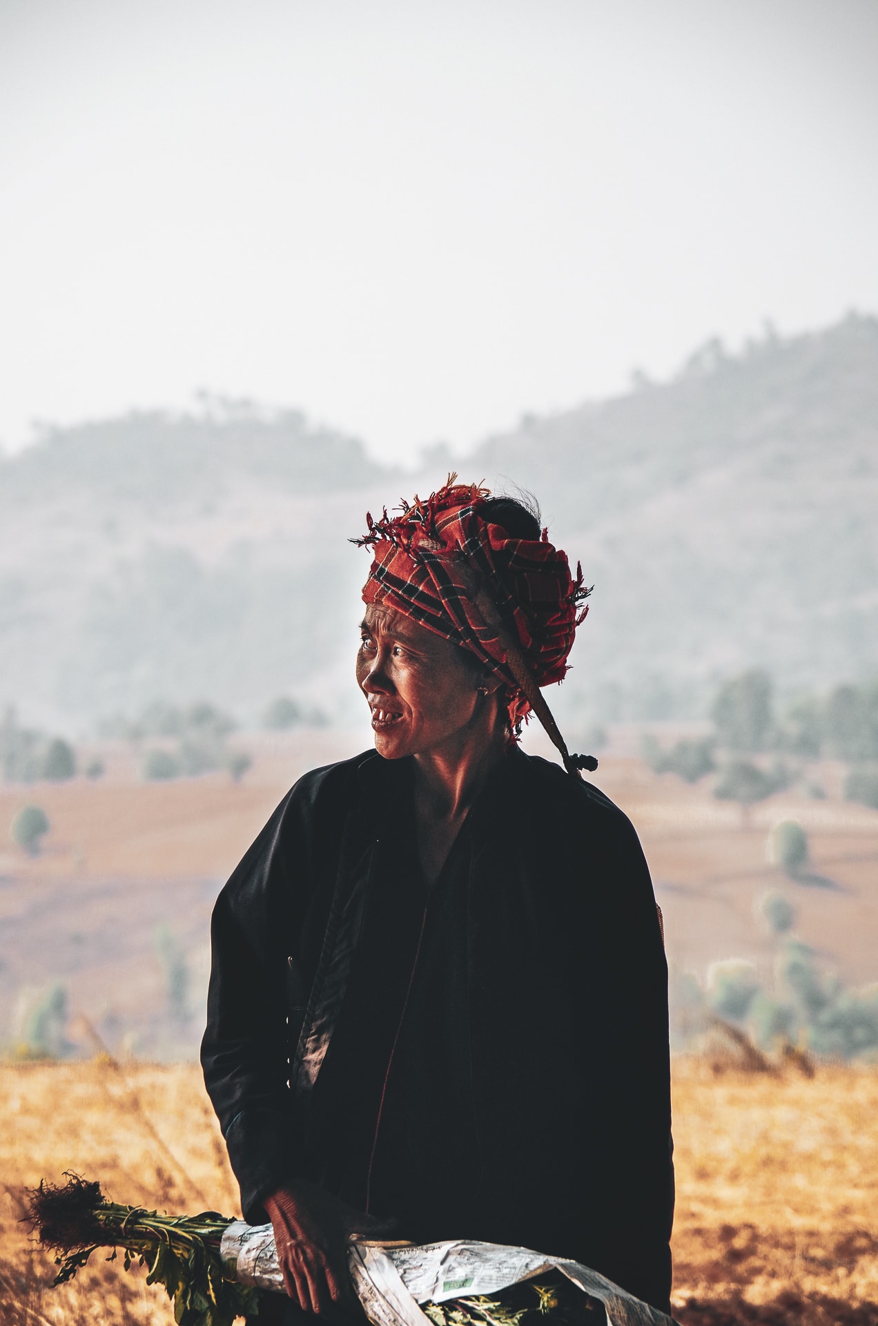 portrait d'une femme portant un bouquet dans la main ethnie Pa-O