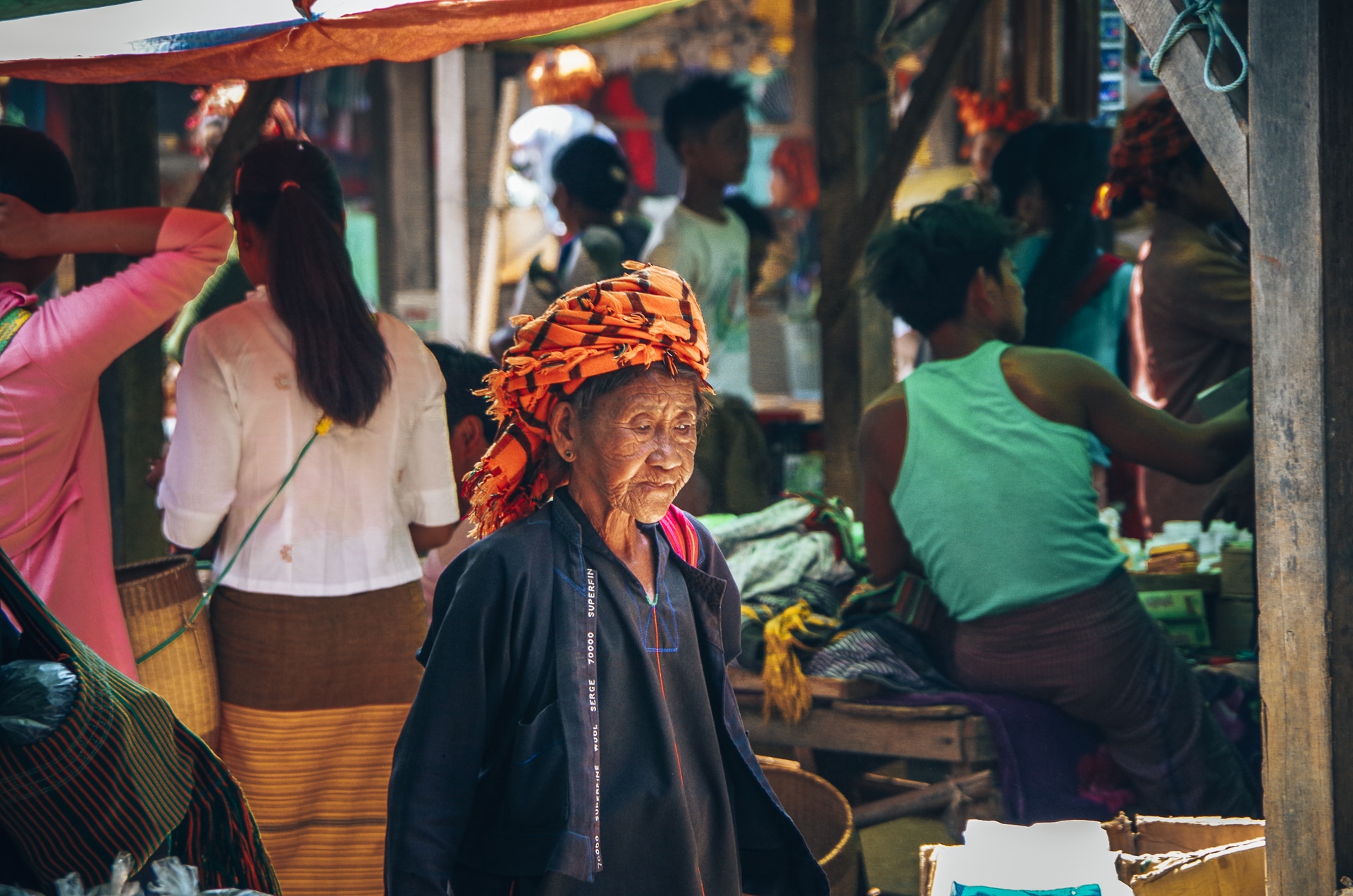 portrait d'une vieille femme dans un marché au Myanmar