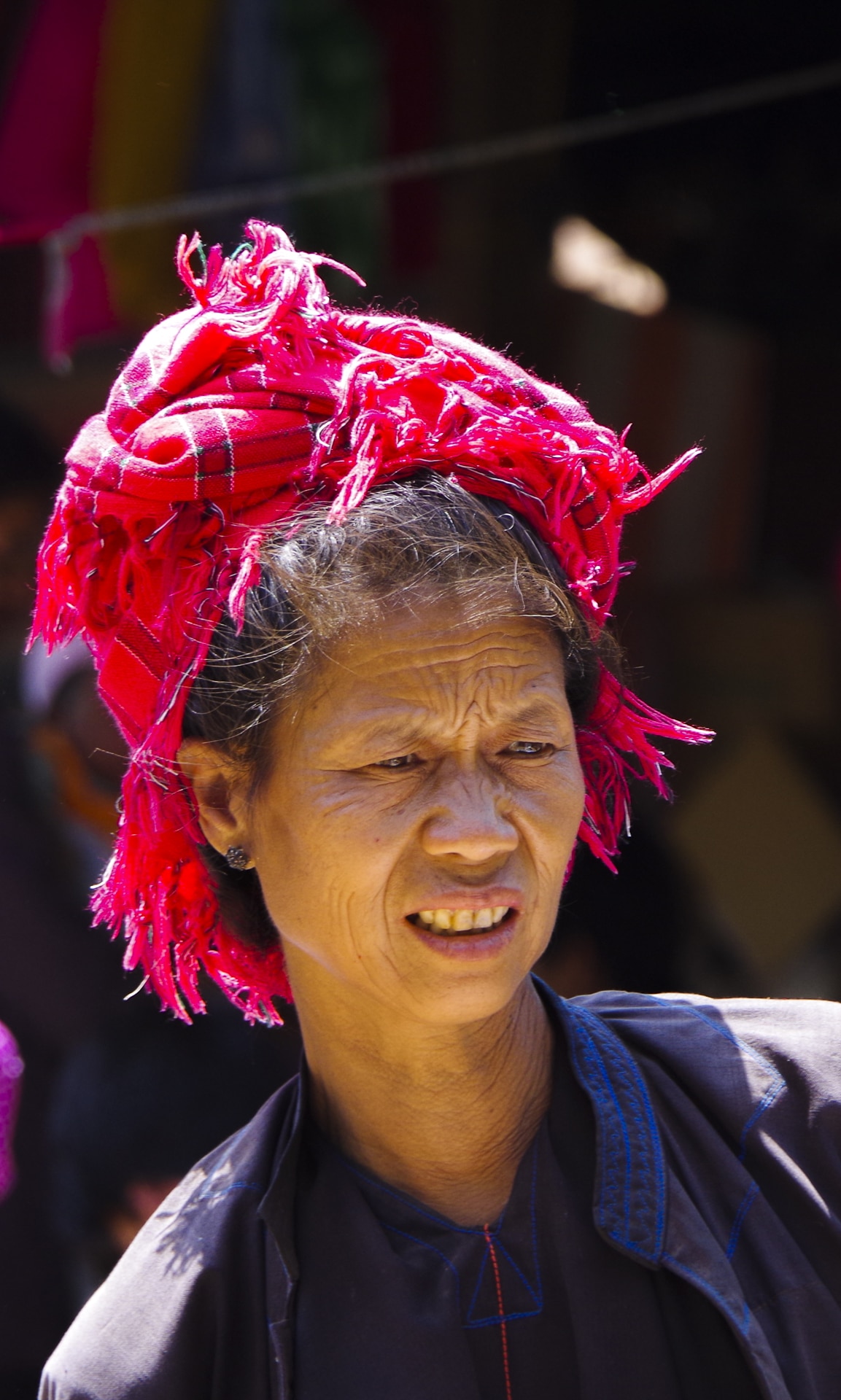 portrait d'une femme appartenant à l'ethnie Pa-O avec un turban rose