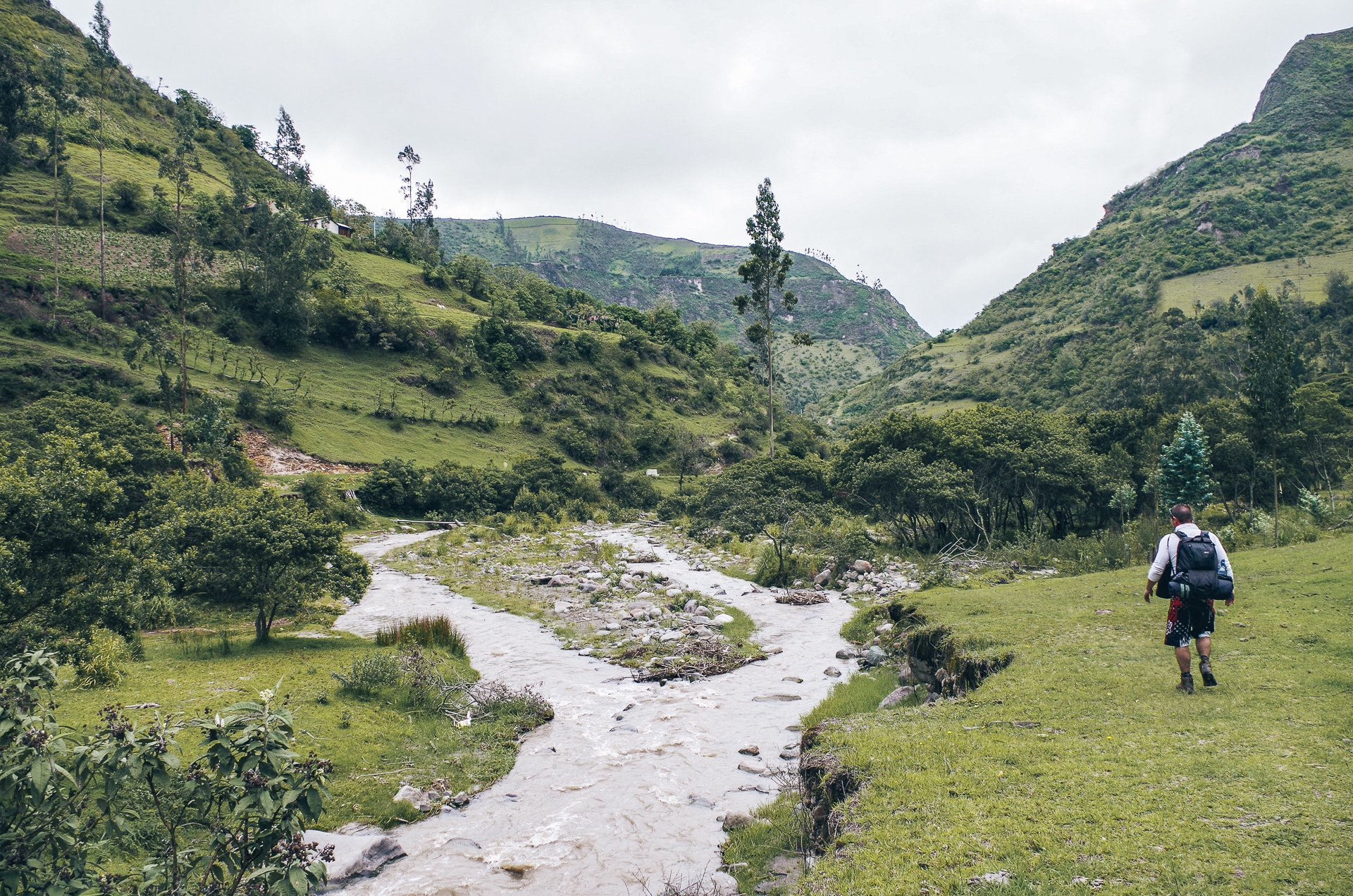 sentier longeant le fleuve Toachi au coeur du canyon du même nom en Equateur