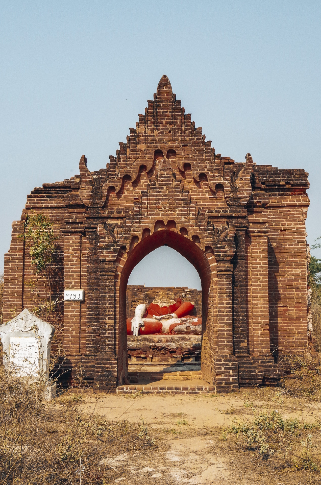 ruine d'un temple avec une statue de bouddha sans le buste