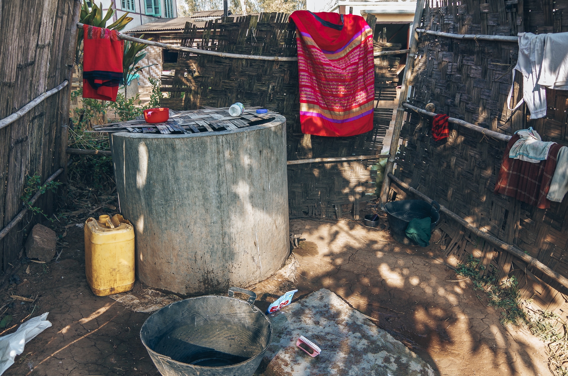 salle de bain extérieure avec un puit pour se laver au Myanmar