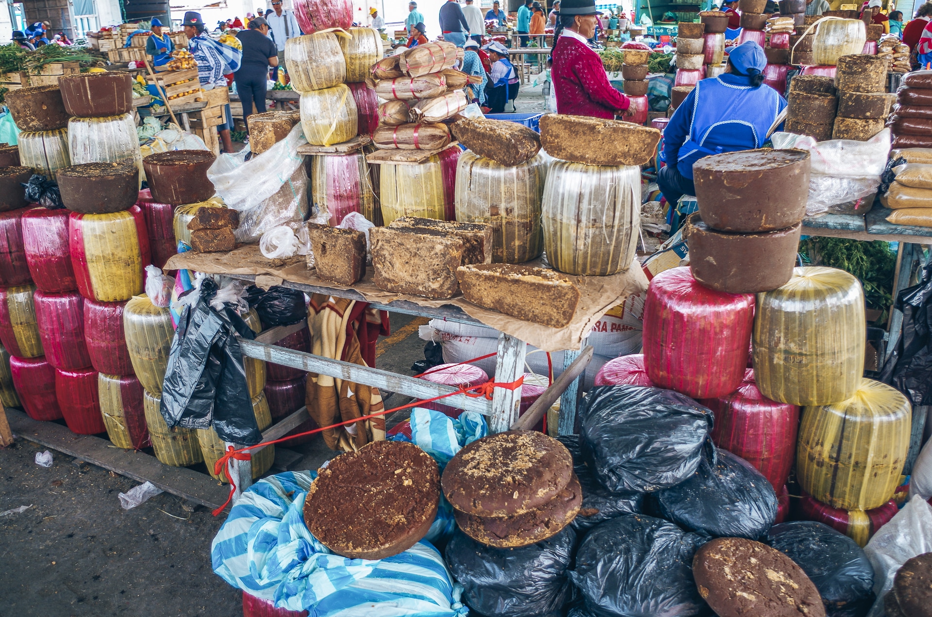 stand avec d'énorme pain de sucre au marché de Saquisili