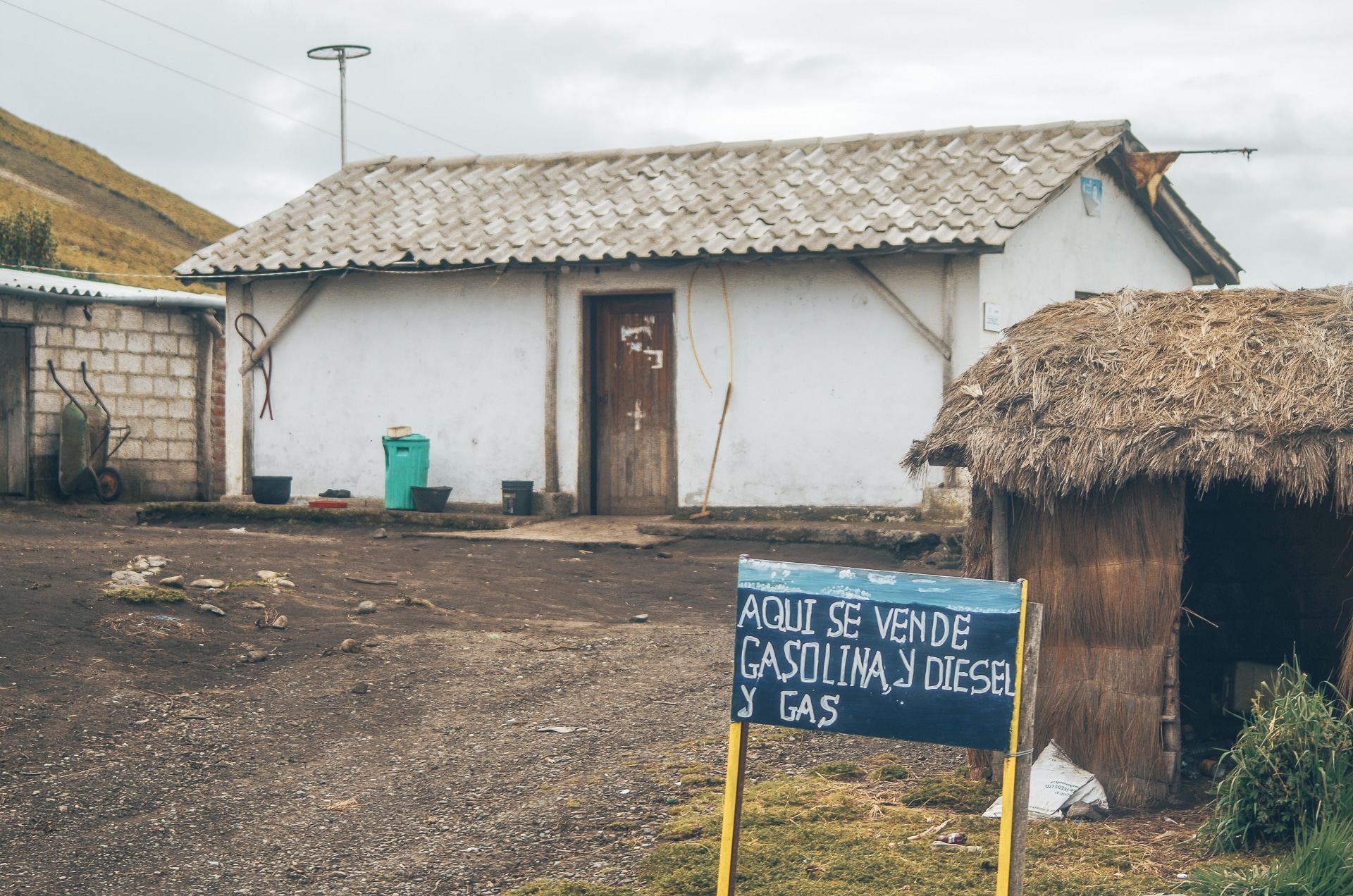 maison proposant de l'essence sur une route en Equateur