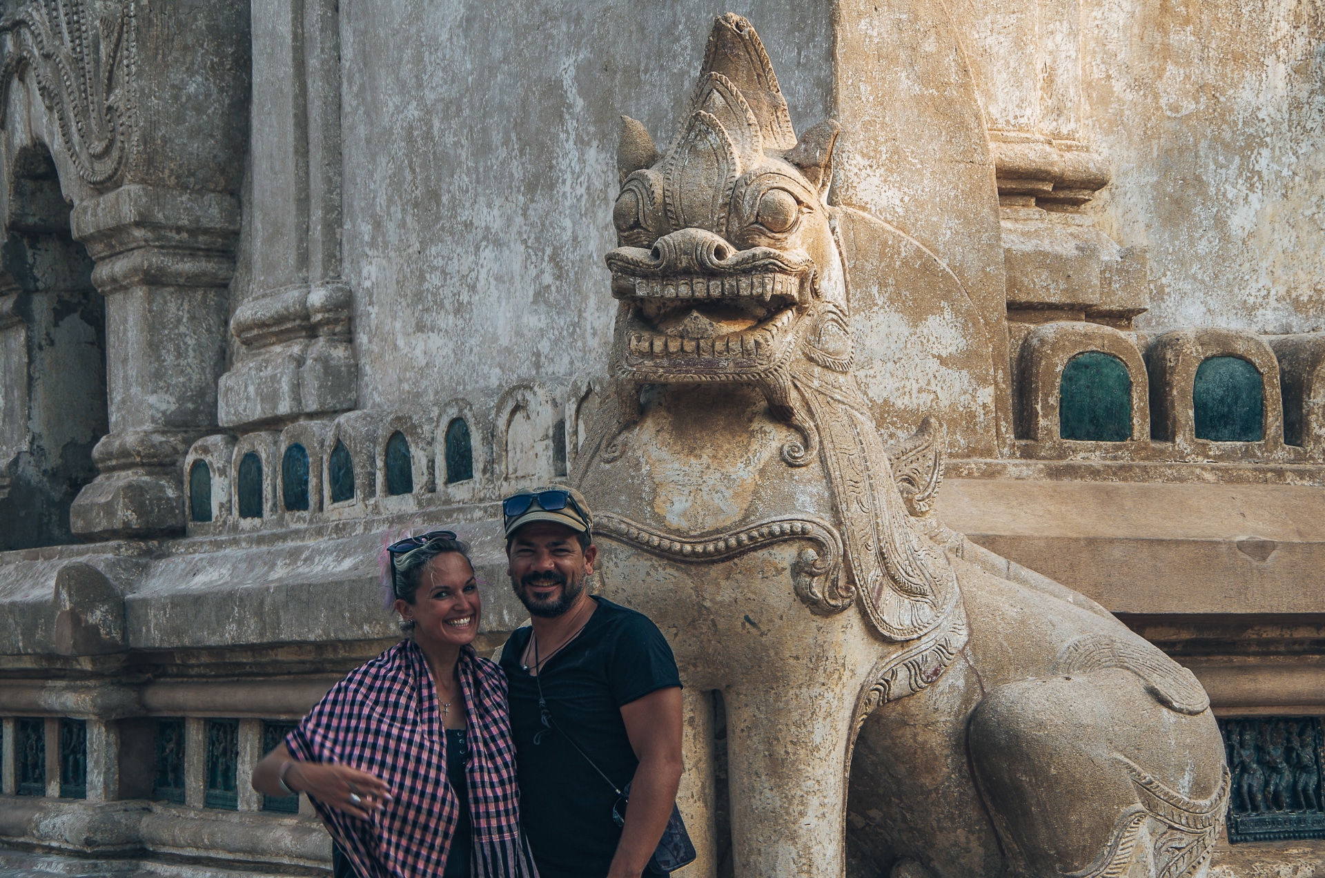 couple posant en photo devant un chinthe du temple Ananda au Myanmar