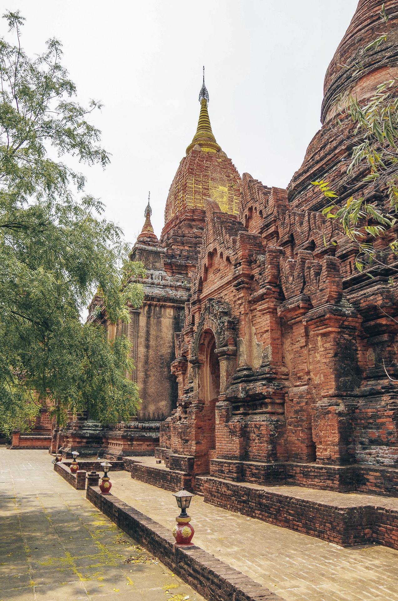 temple et pagode avec un toit recouvert de feuilles d'or à Bagan au Myanmar