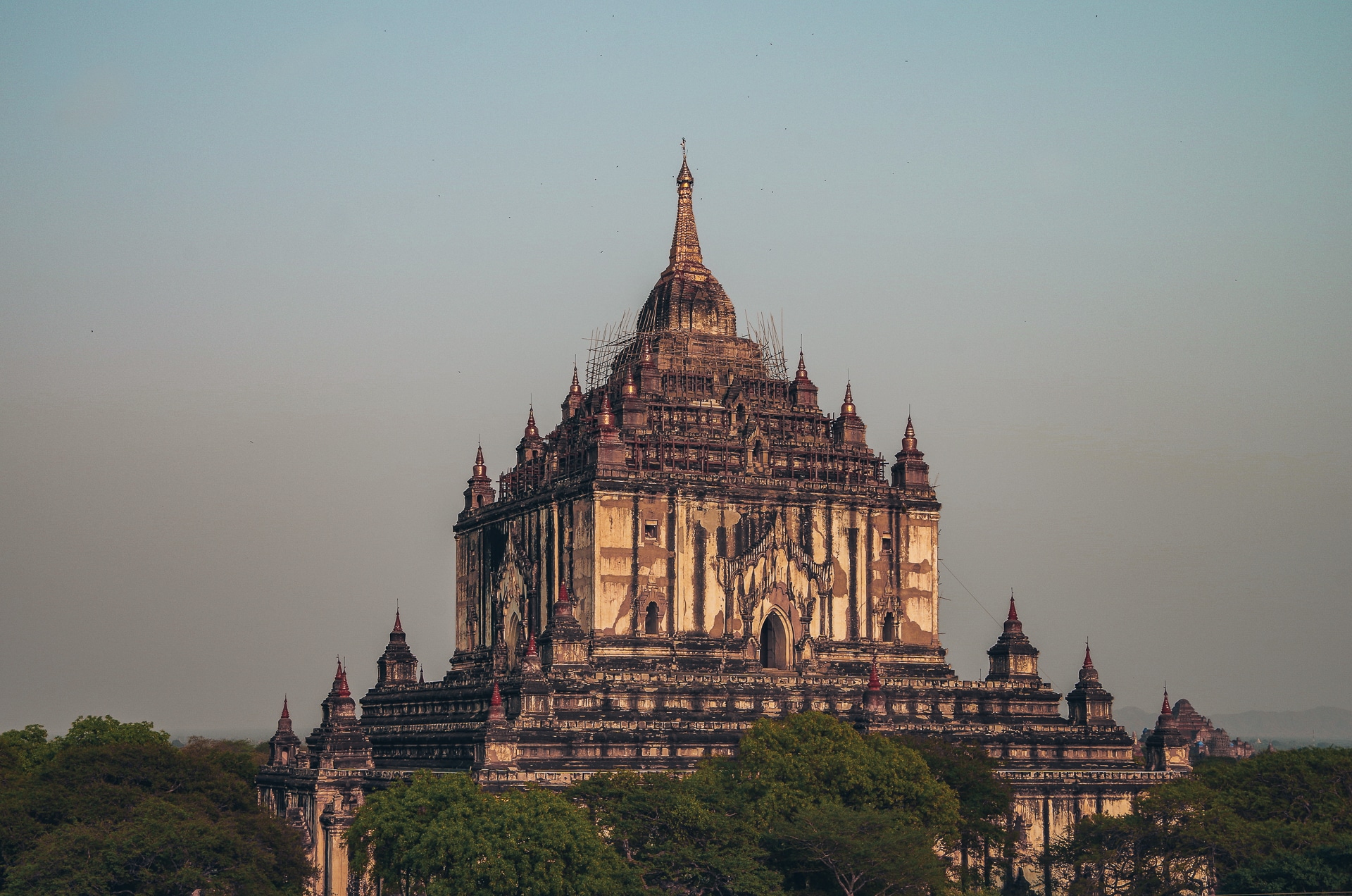 temple Thatbyinnyu à Bagan au Myanmar lors du coucher de soleil