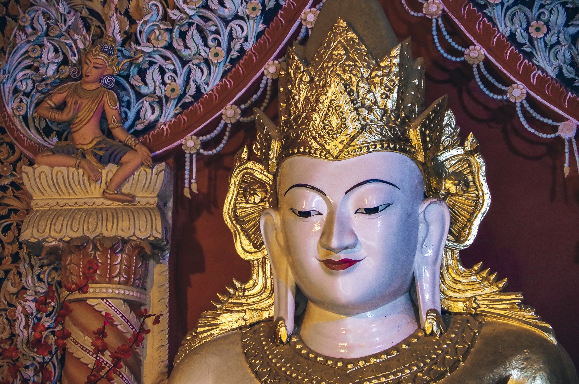 tête de bouddha dorée avec une couronne